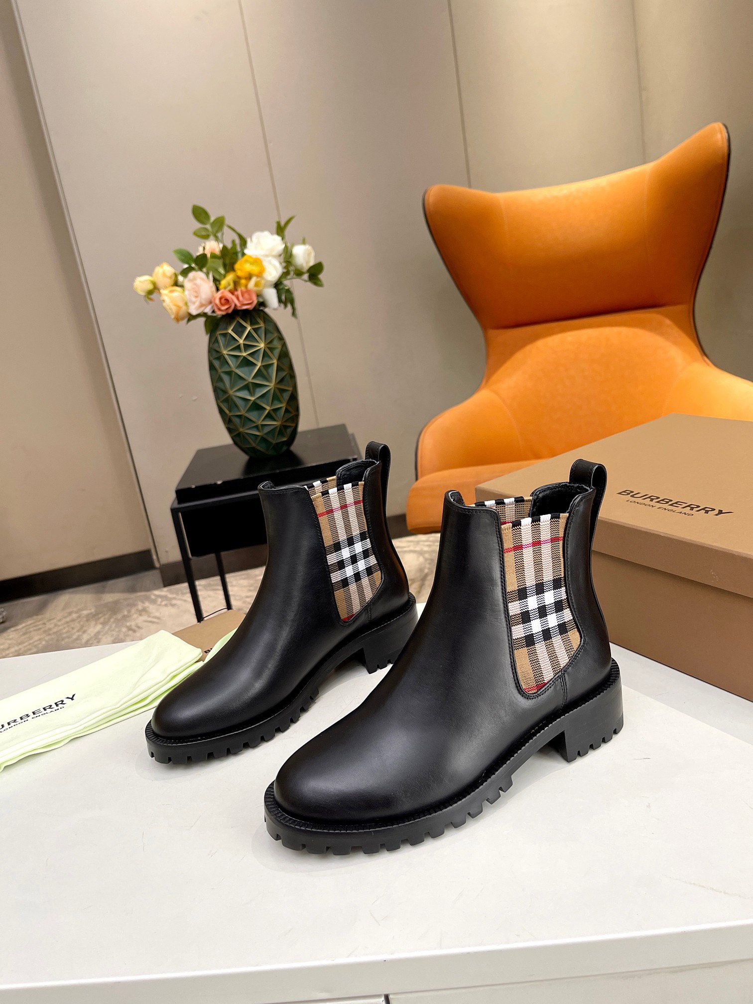 BURBERRY Chelsea Martens Boots