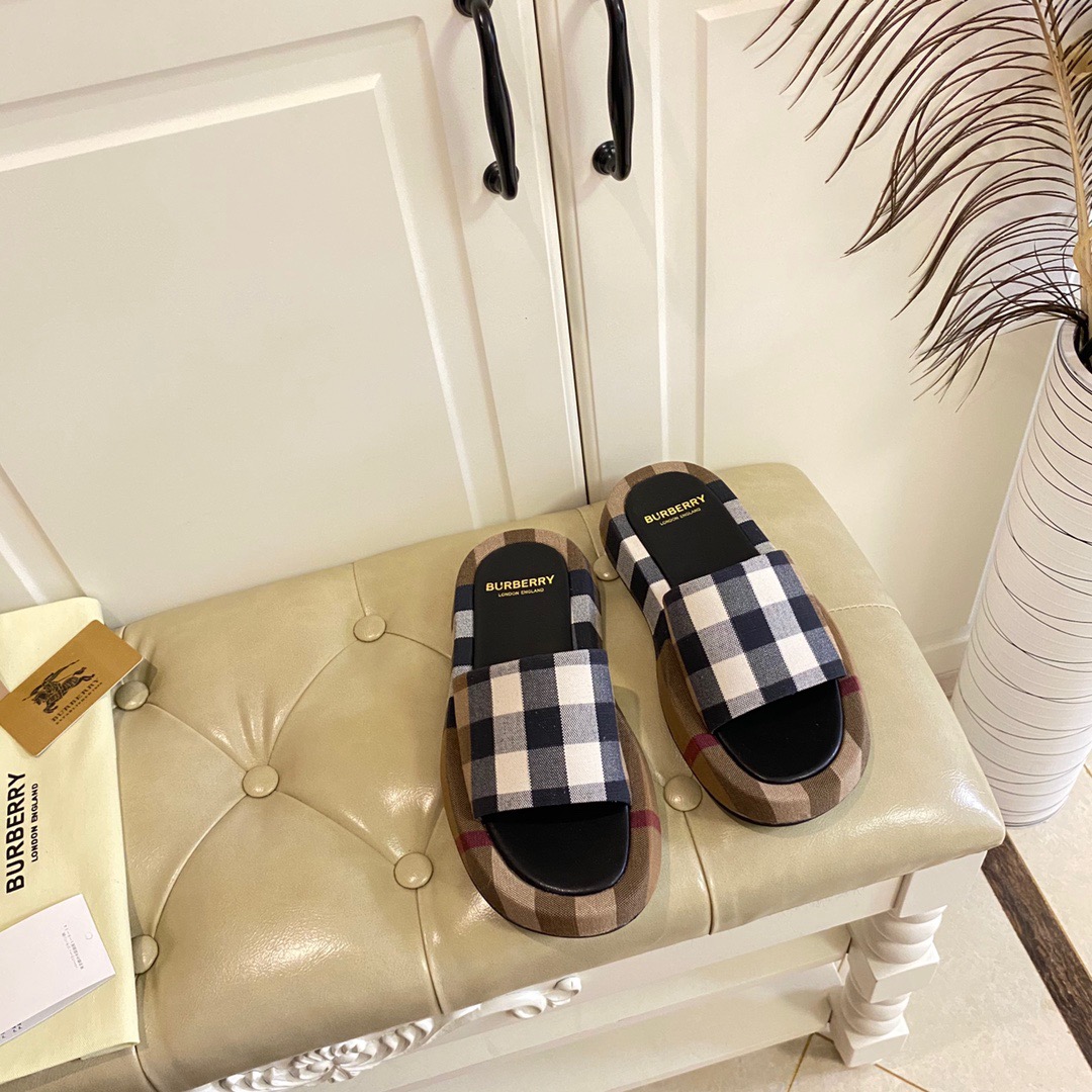 BURBERRY Slippers