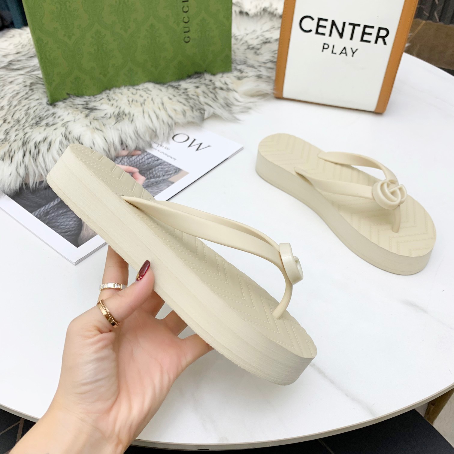 GUCCI V-shaped flip flop