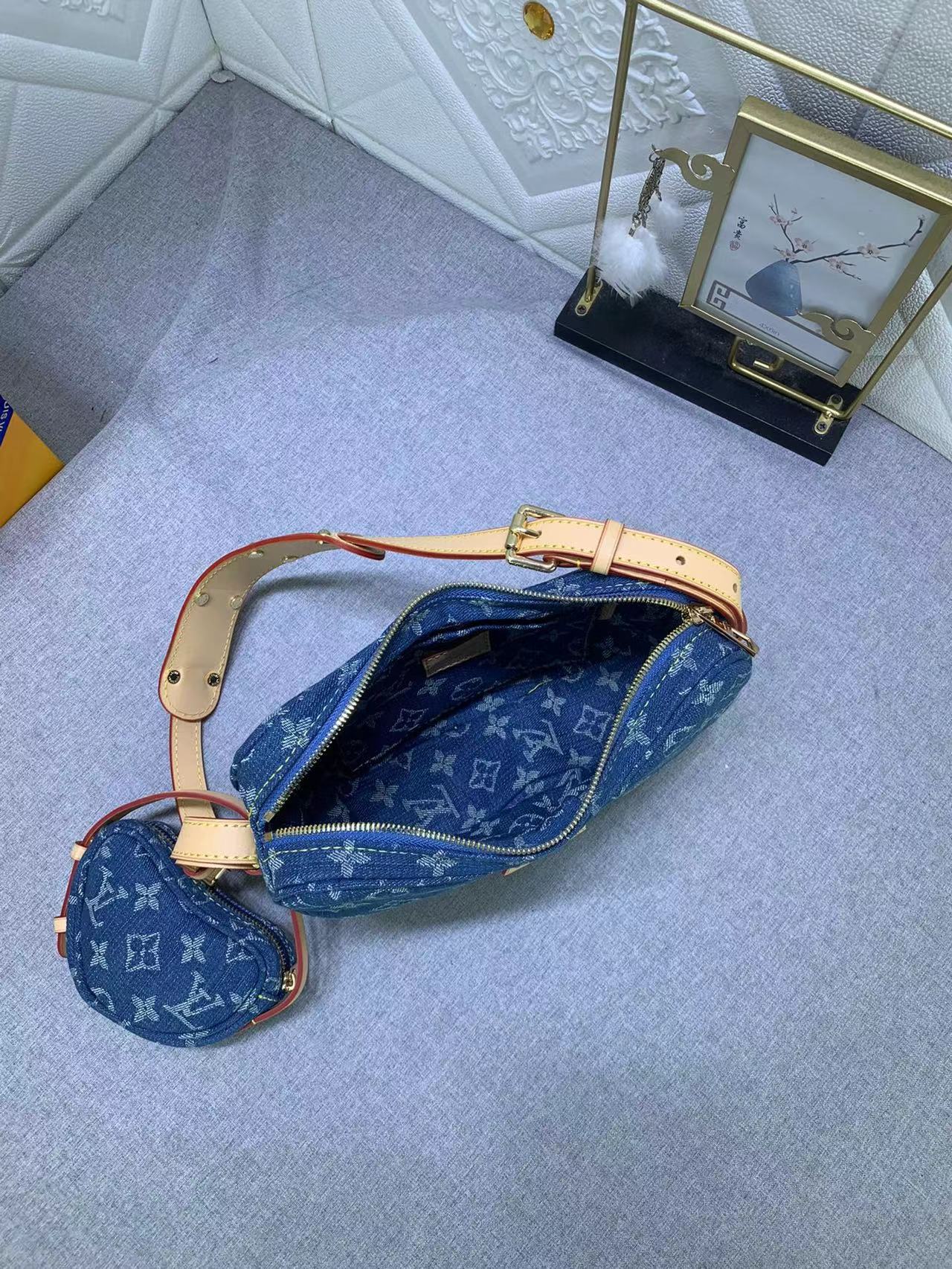 LV CROISSANT Handbag