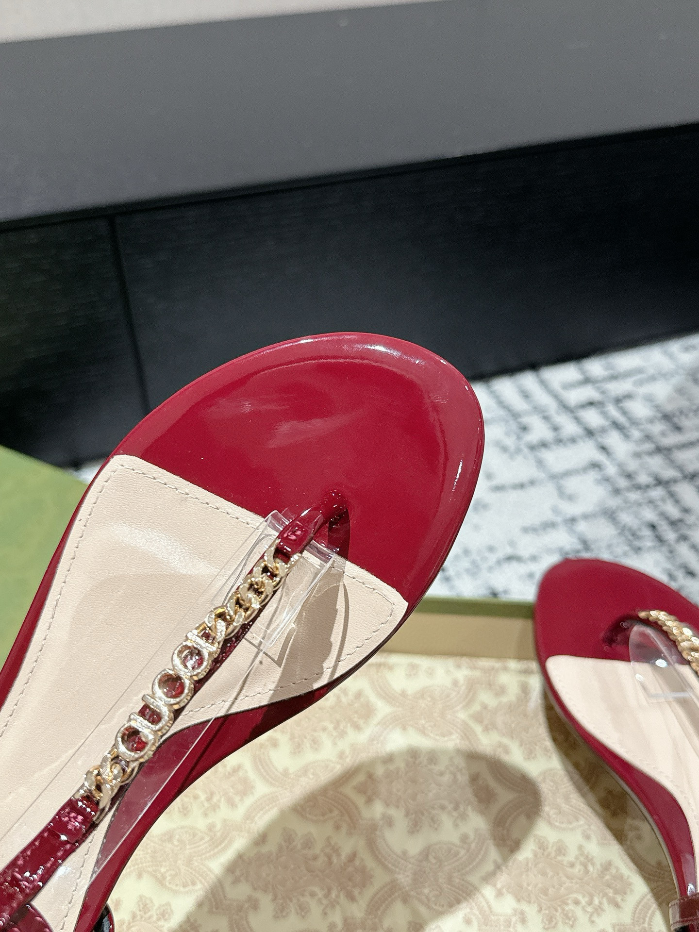 GUCCI chain flip-toe sandals