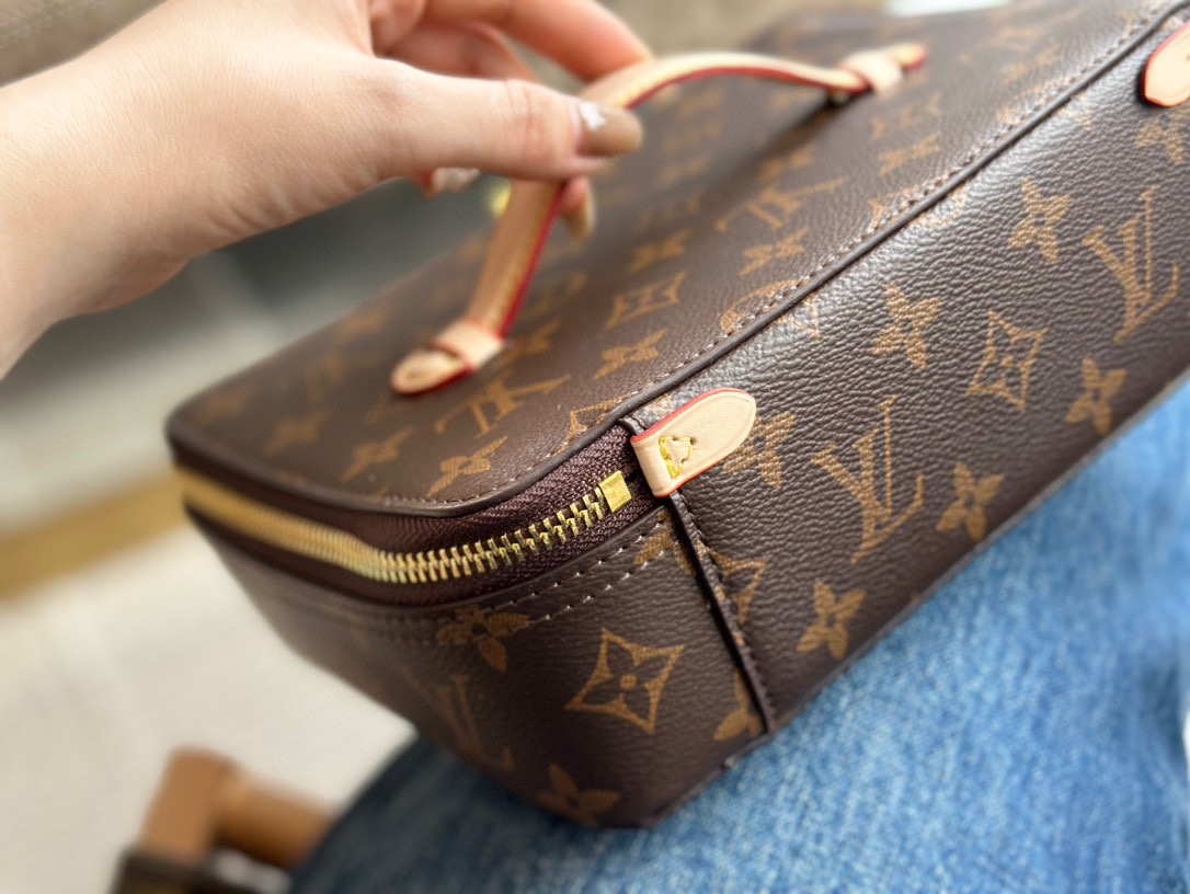 LV Makeup Bag（23*17cm）