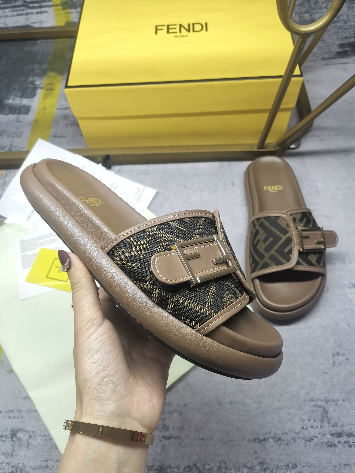 FENDI SLIDES