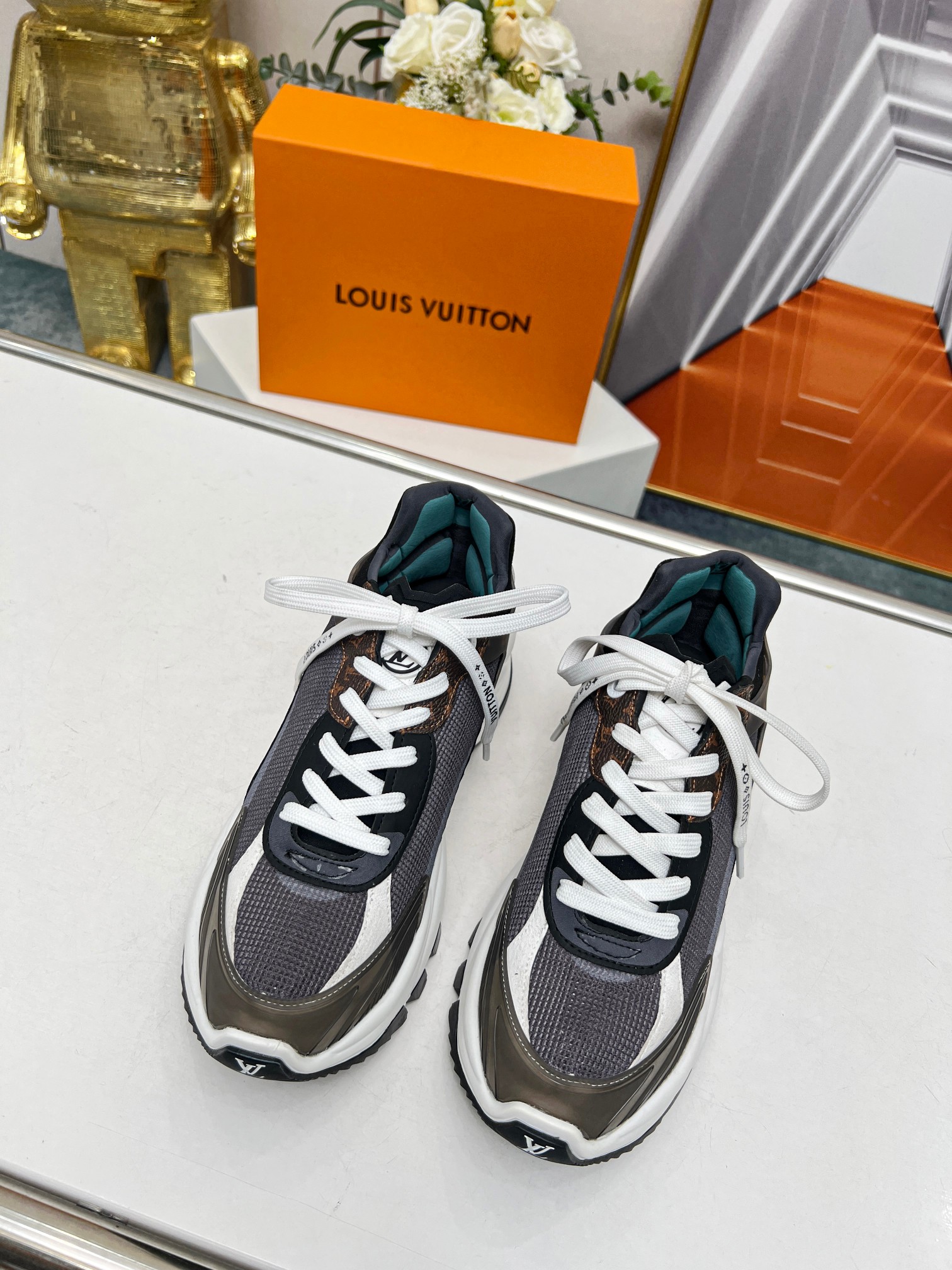LOUIS VUITTON SNEAKERS