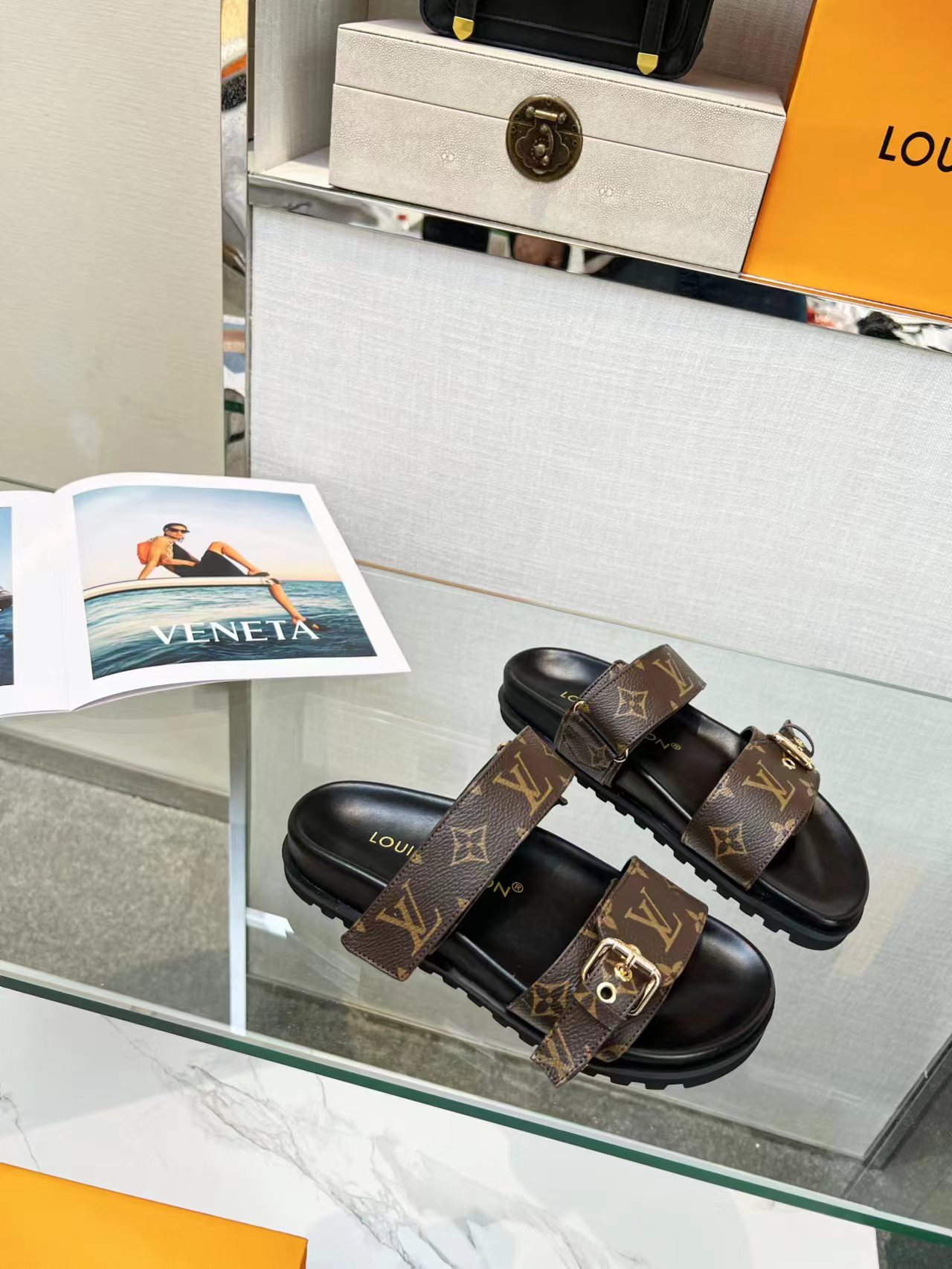 Louis Vuitton latest presbyopia logo slippers