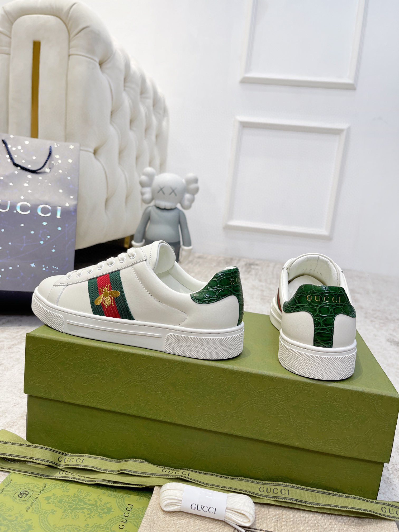 WOMEN'S ACE SNEAKER WITH BEE