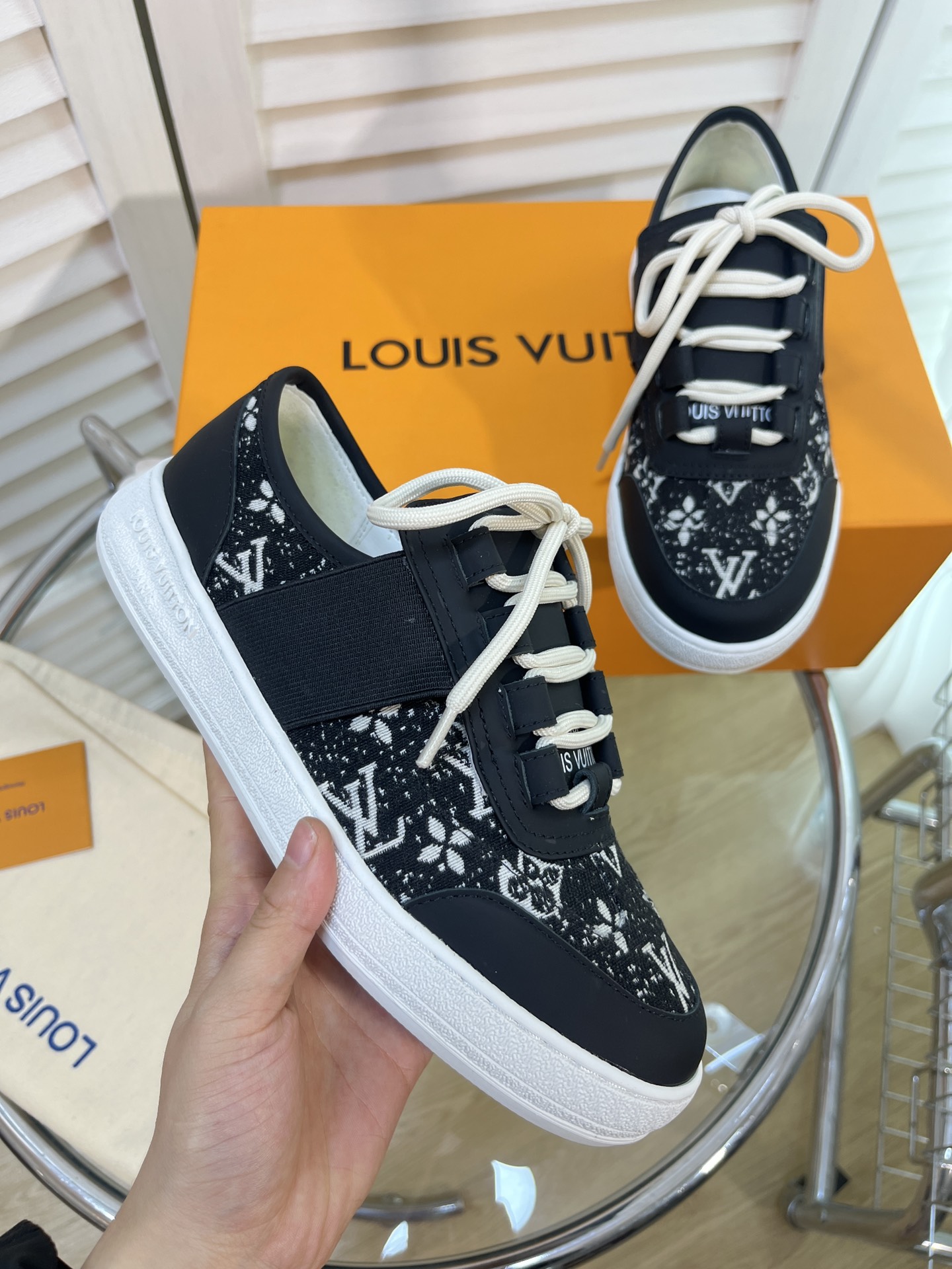 LOUIS VUITTON SNEAKERS