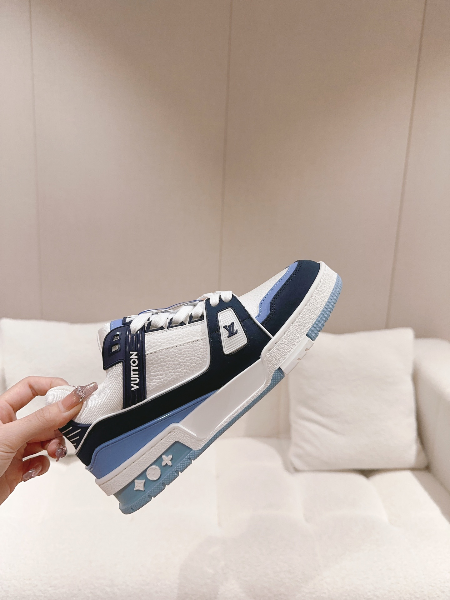 LOUIS VUITTON SNEAKERS