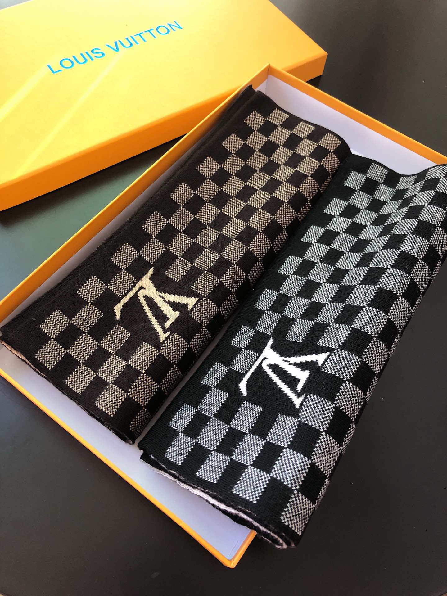 LV scarf
