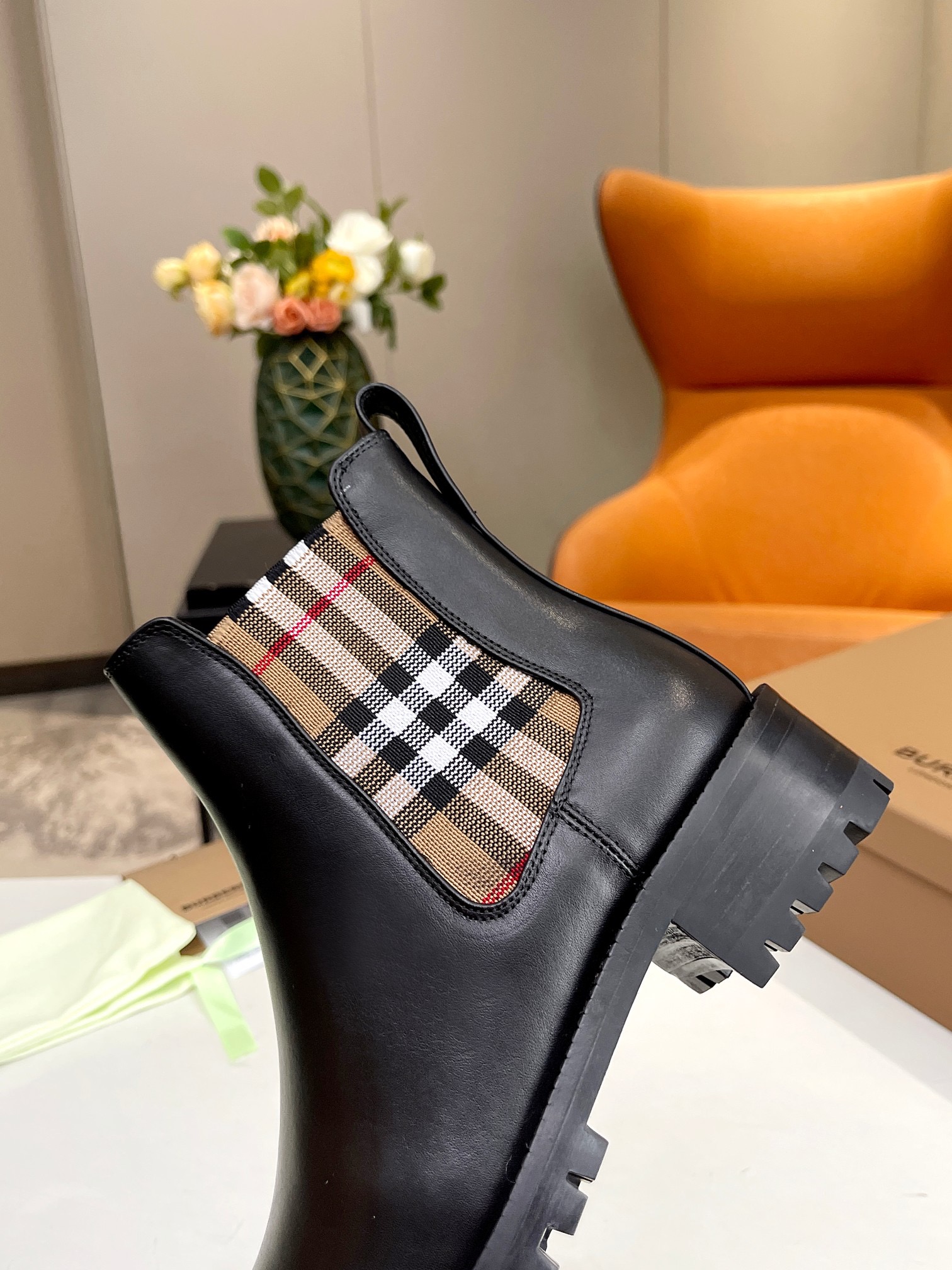 BURBERRY Chelsea Martens Boots