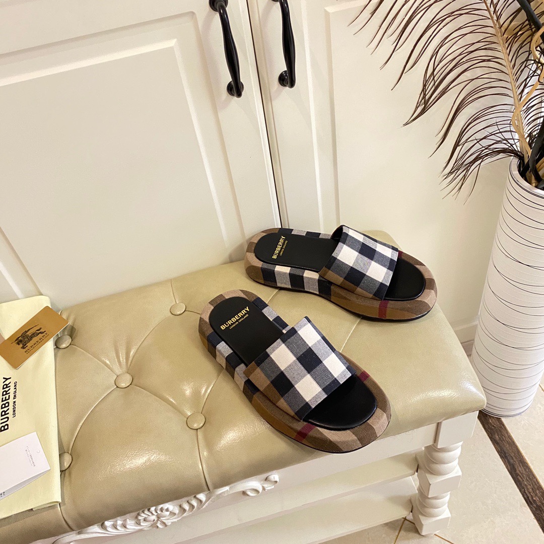 BURBERRY Slippers