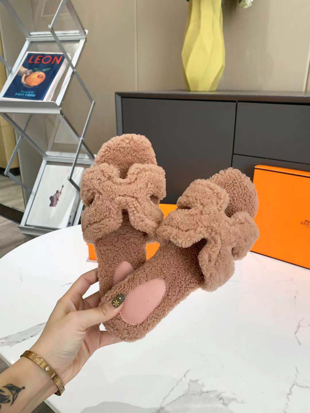 HERMES fur Oran slides