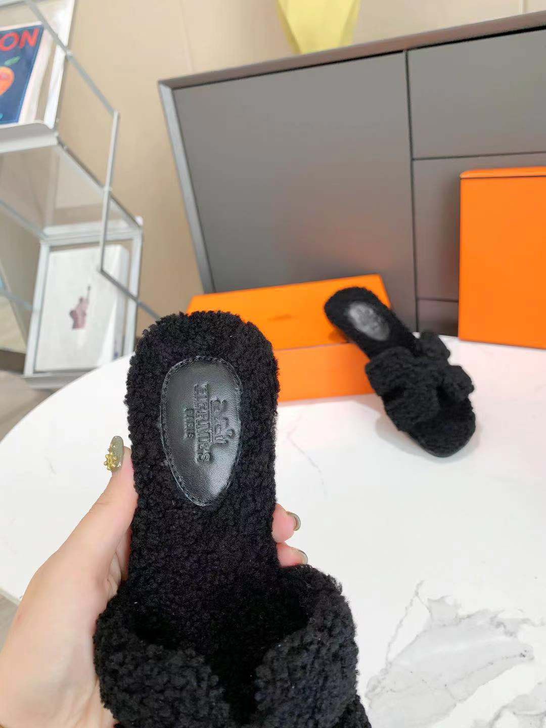 HERMES fur Oran slides