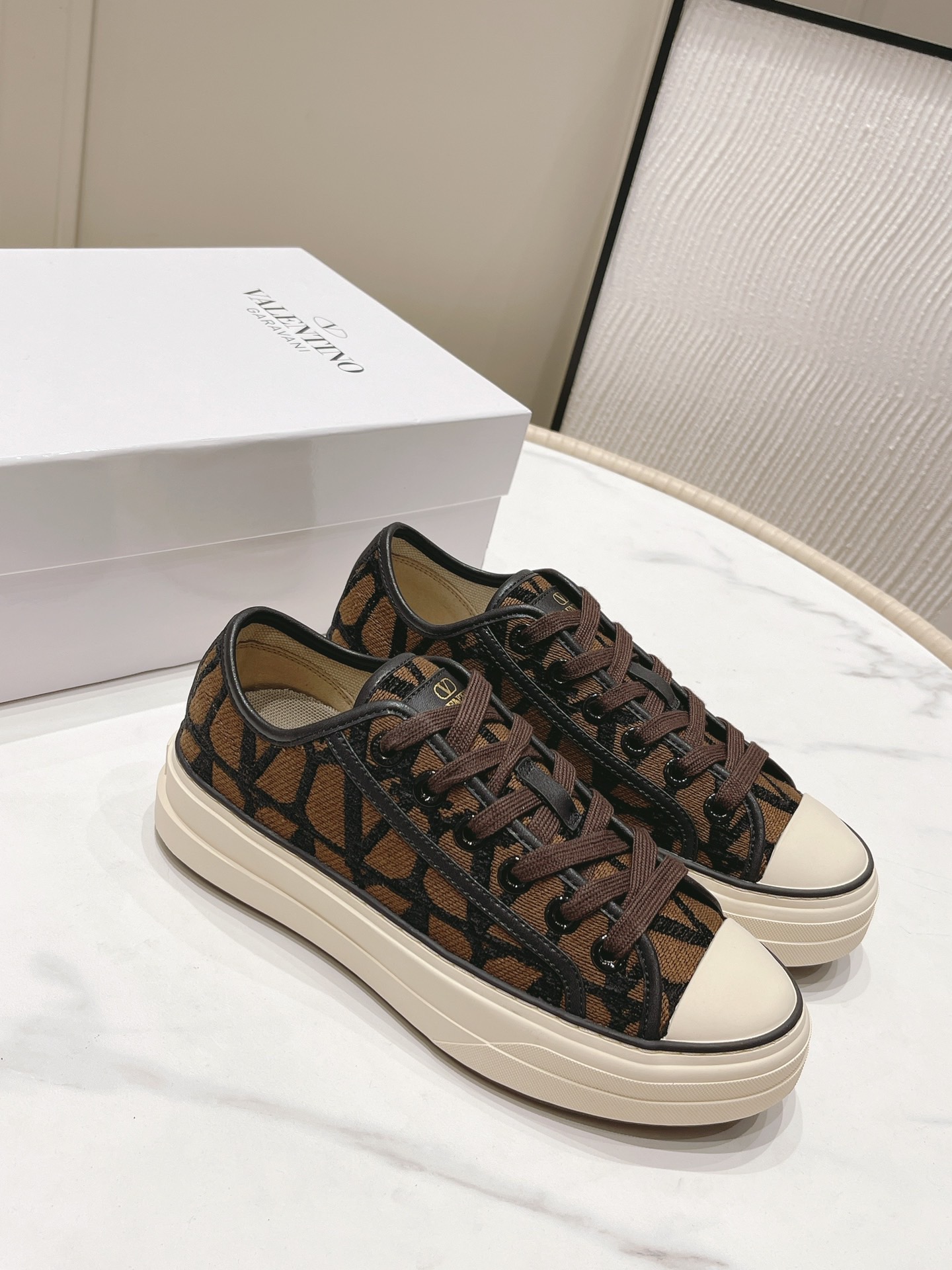 VALENTINO TOTALOOP Women's V logo low-top sneakers
