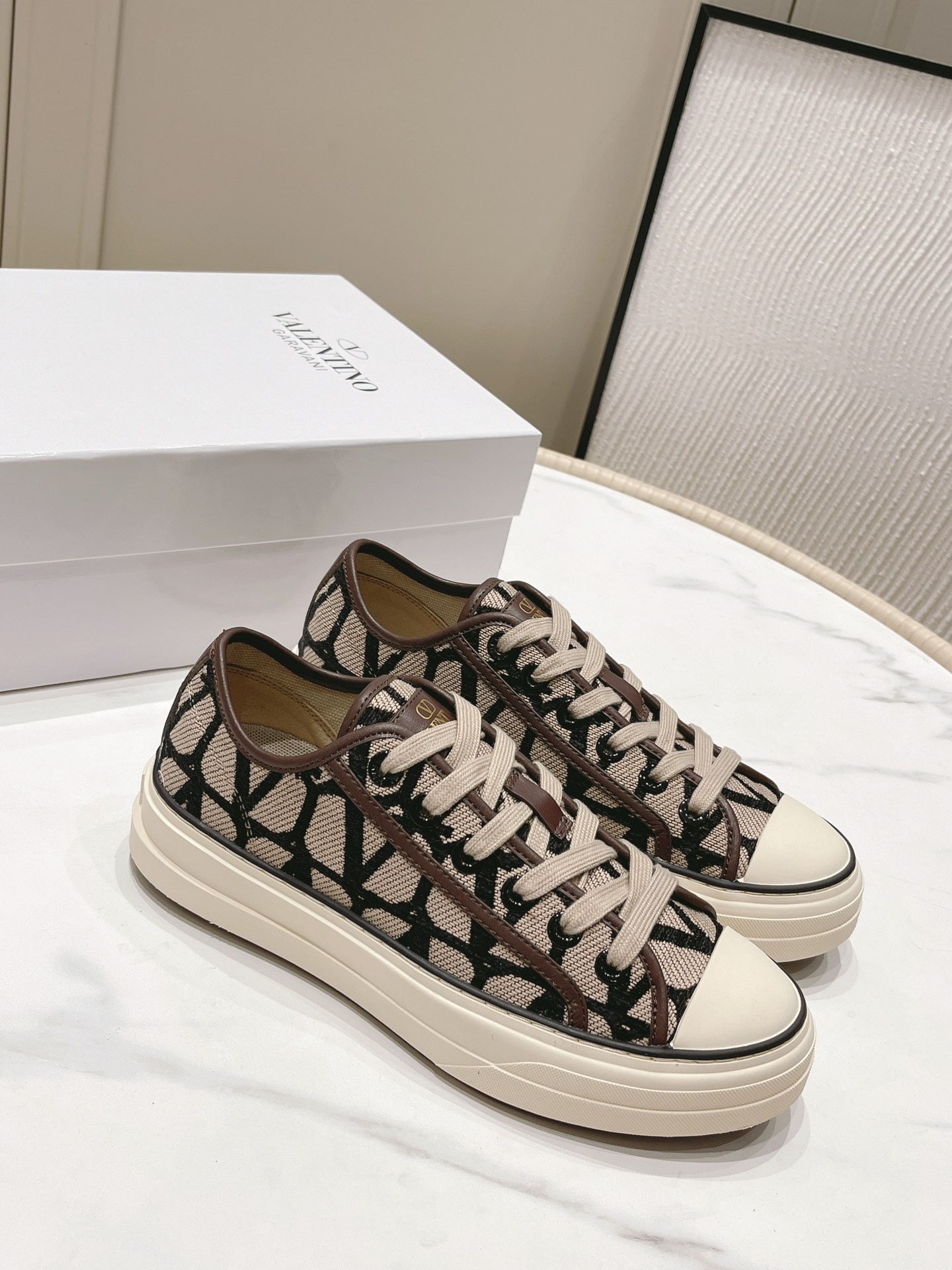 VALENTINO TOTALOOP Women's V logo low-top sneakers