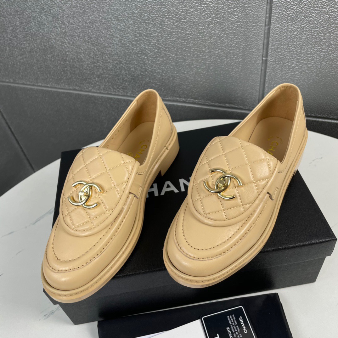 CHANEL Loafer