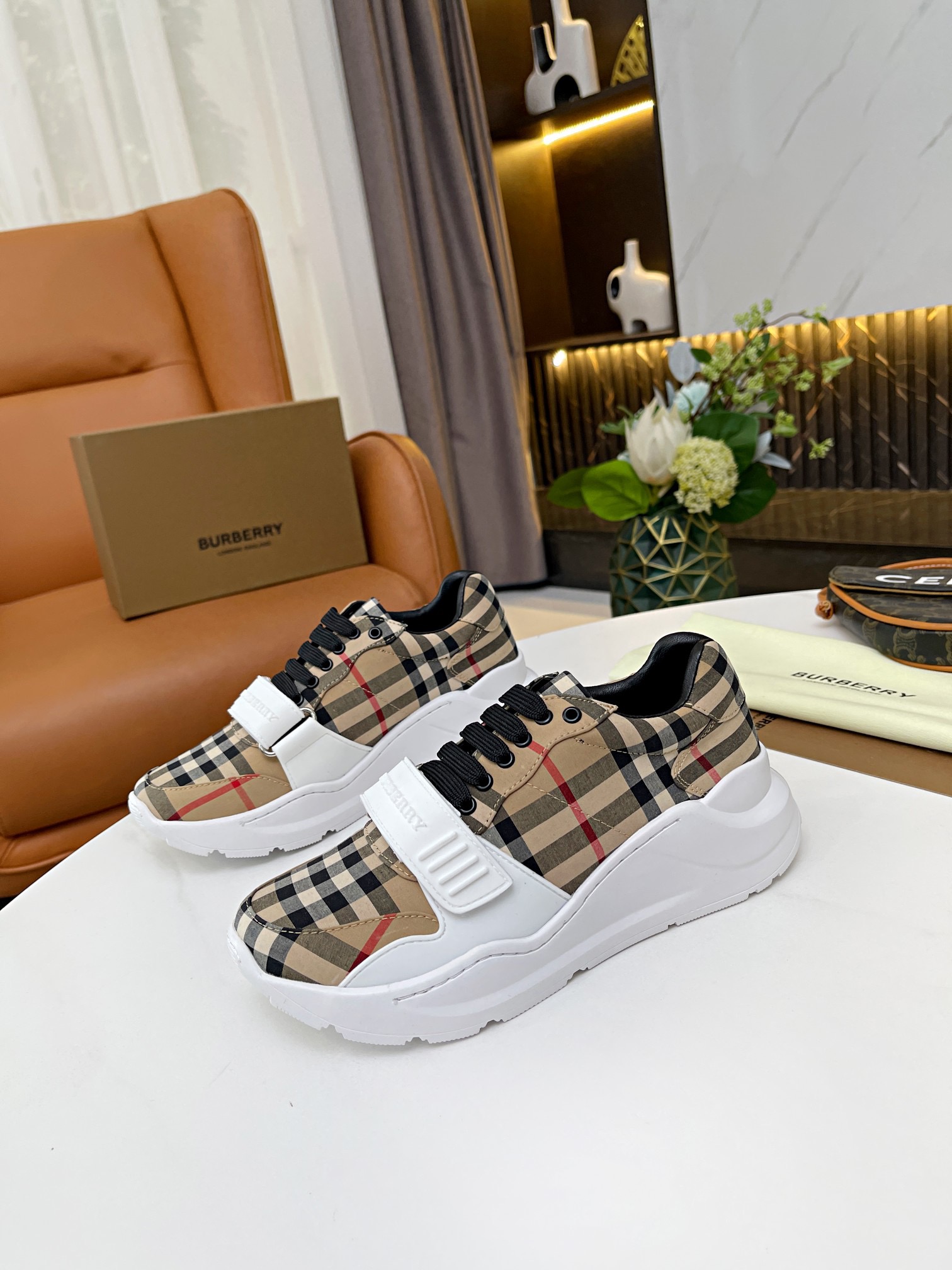 BURBERRY Sneakers
