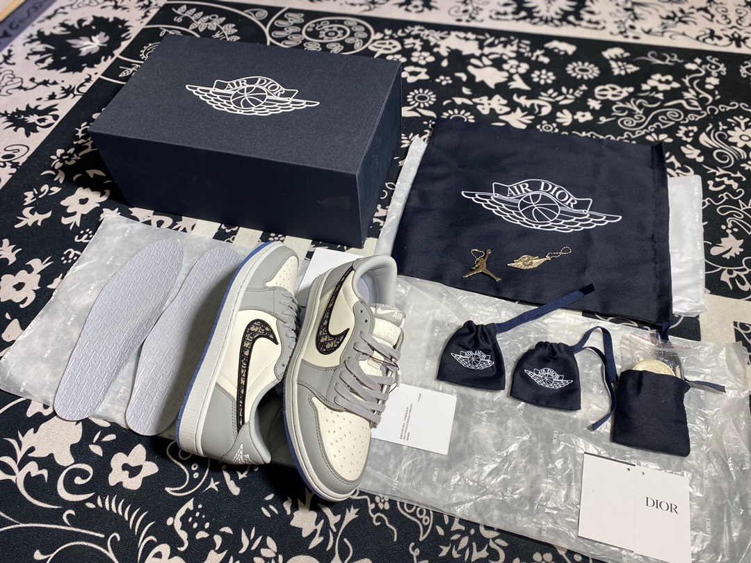 AIR JORDAN & DIOR Sneakers