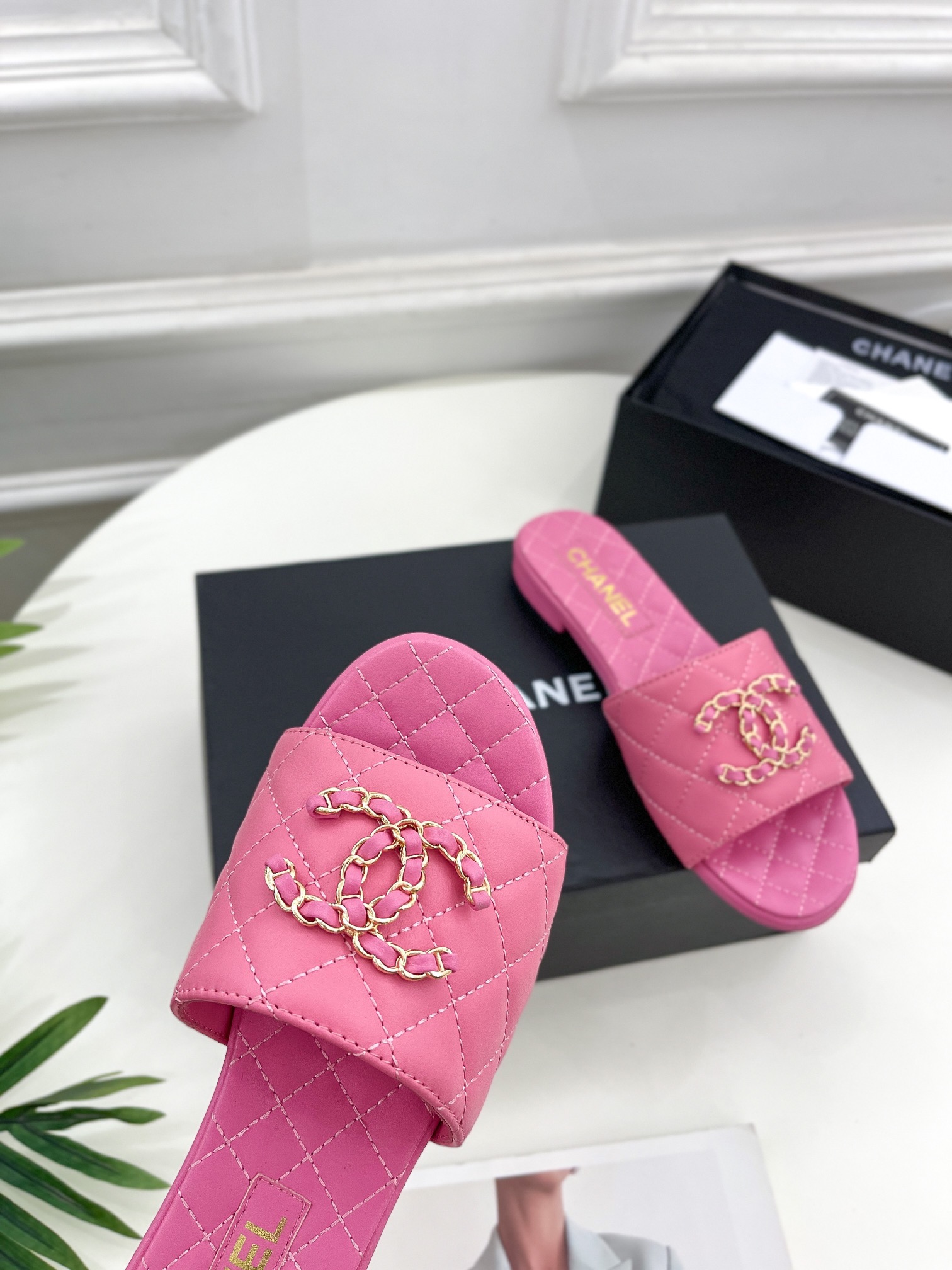 CHANEL Diamond check double C chain buckle slippers