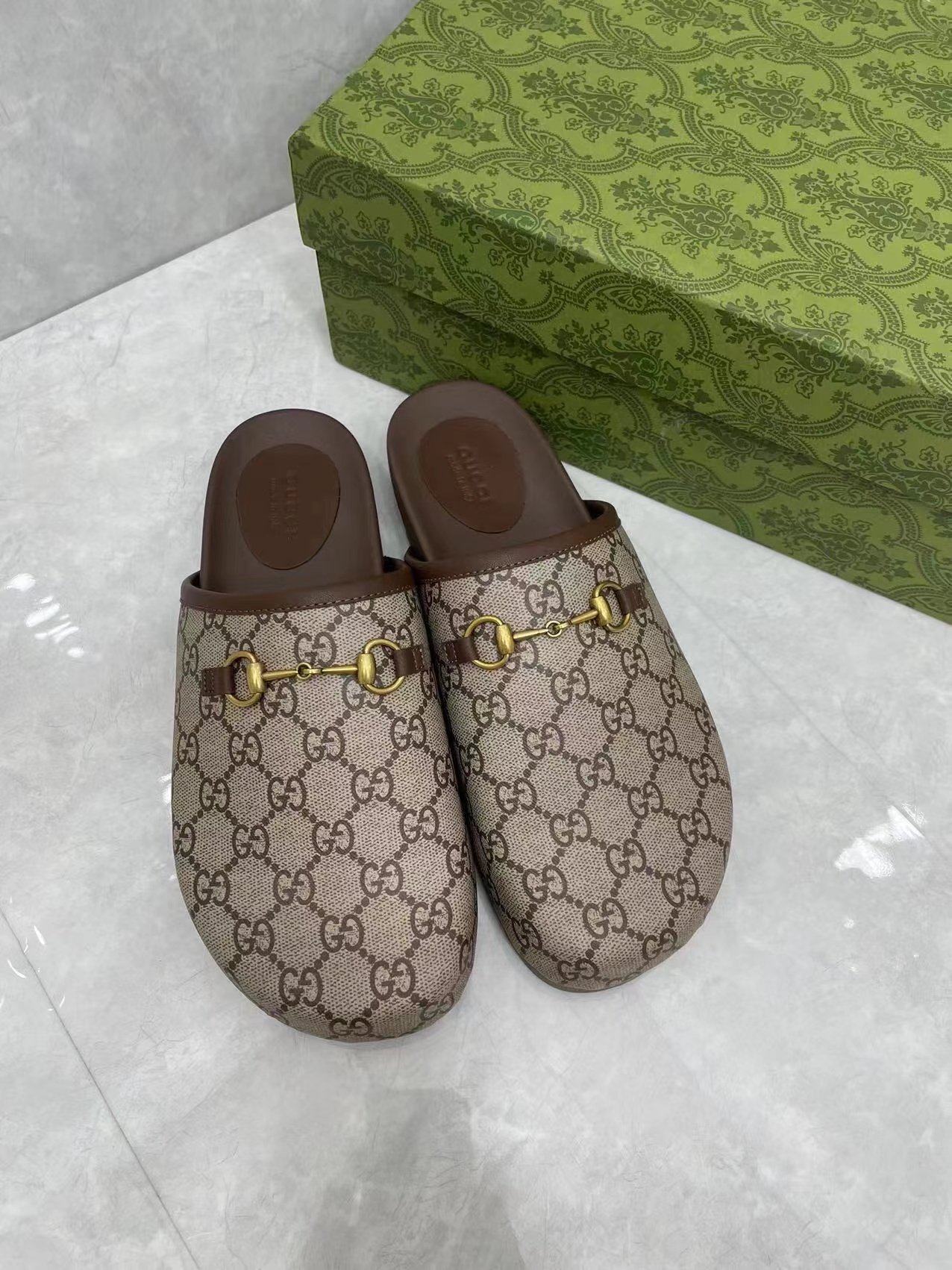 GUCCI Supreme horse buckle slippers