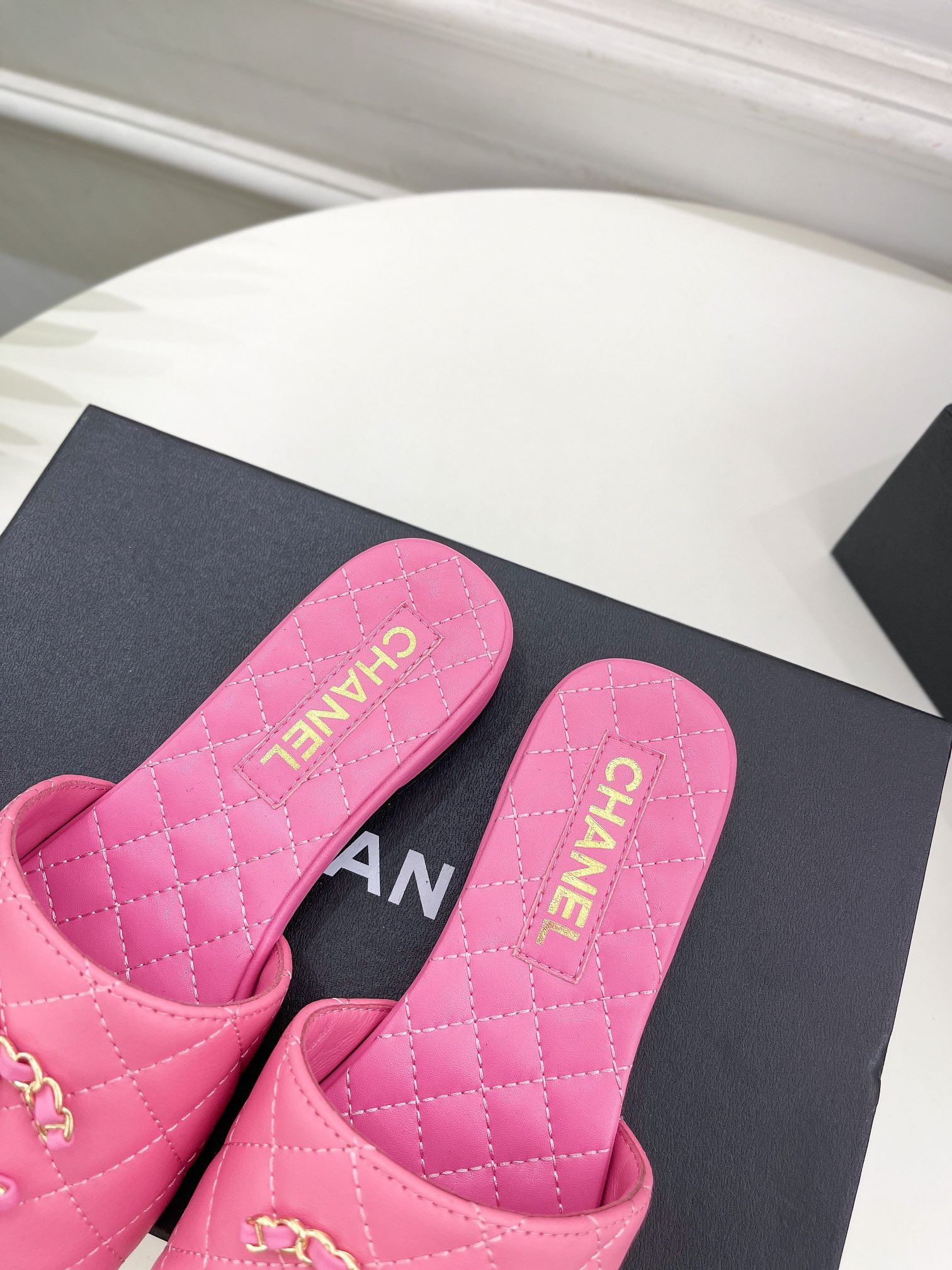 CHANEL Diamond check double C chain buckle slippers