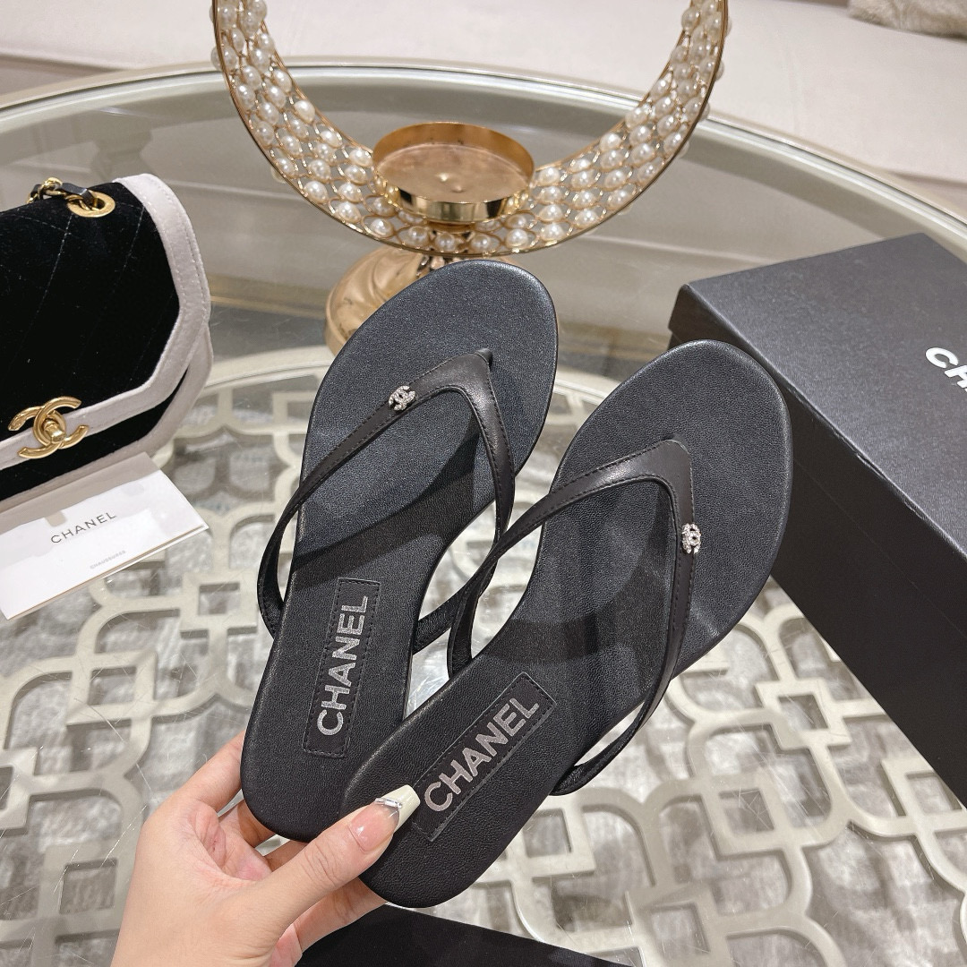 CHANEL Flip flops