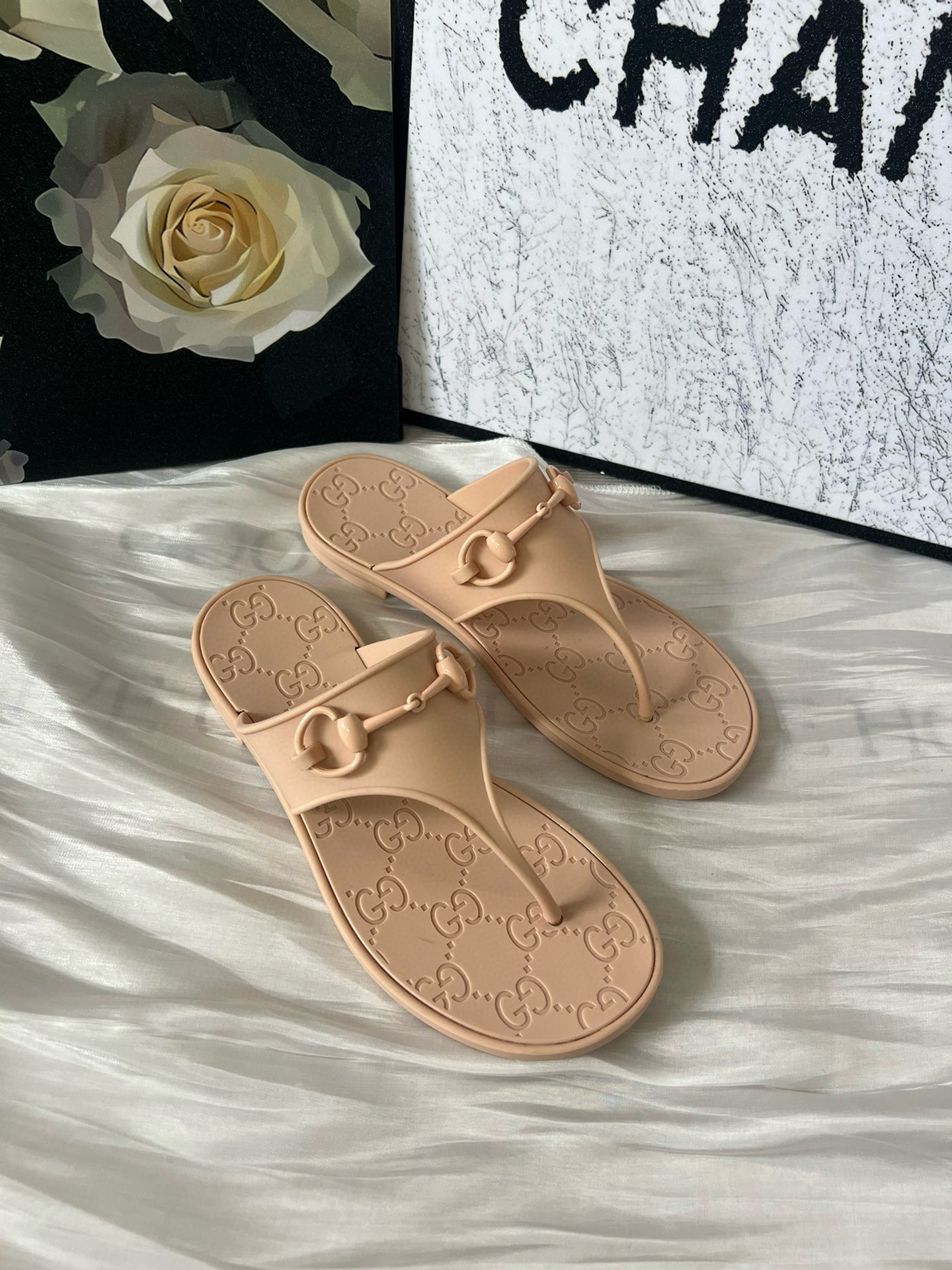 GUCCI Horse Snap Flip flops