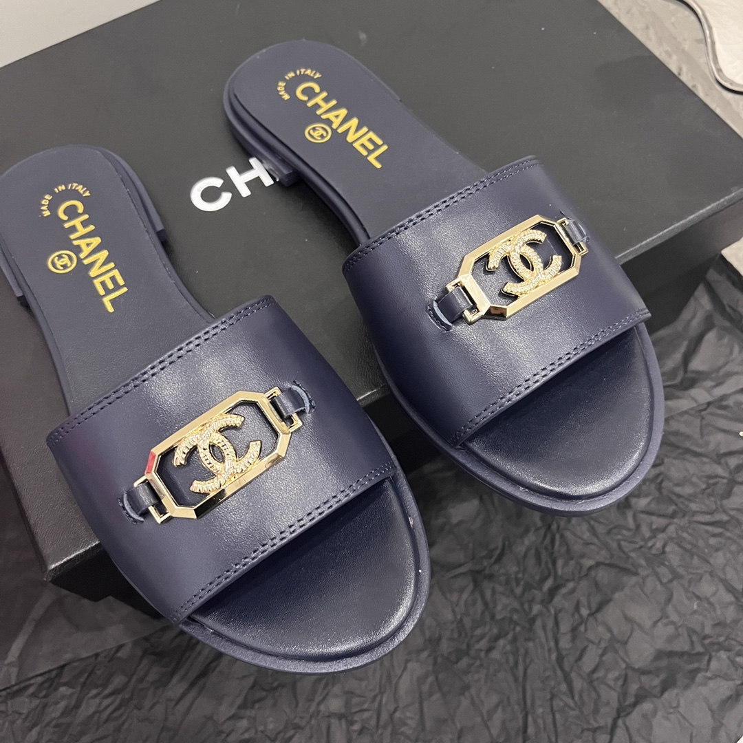 CHANEL SLIDES