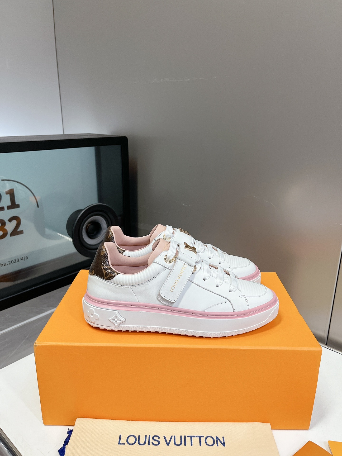 LOUIS VUITTON SNEAKERS