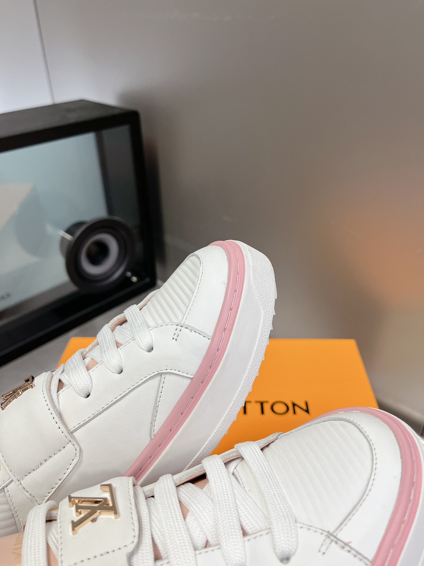 LOUIS VUITTON SNEAKERS