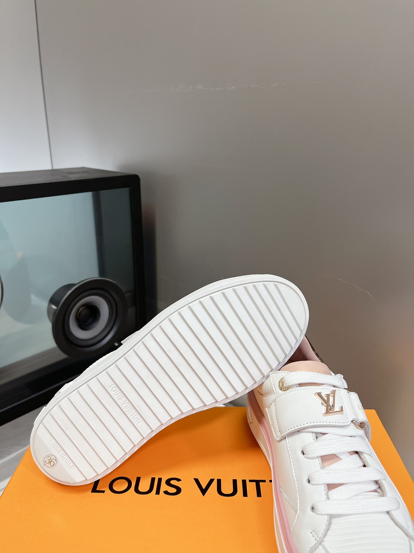 LOUIS VUITTON SNEAKERS