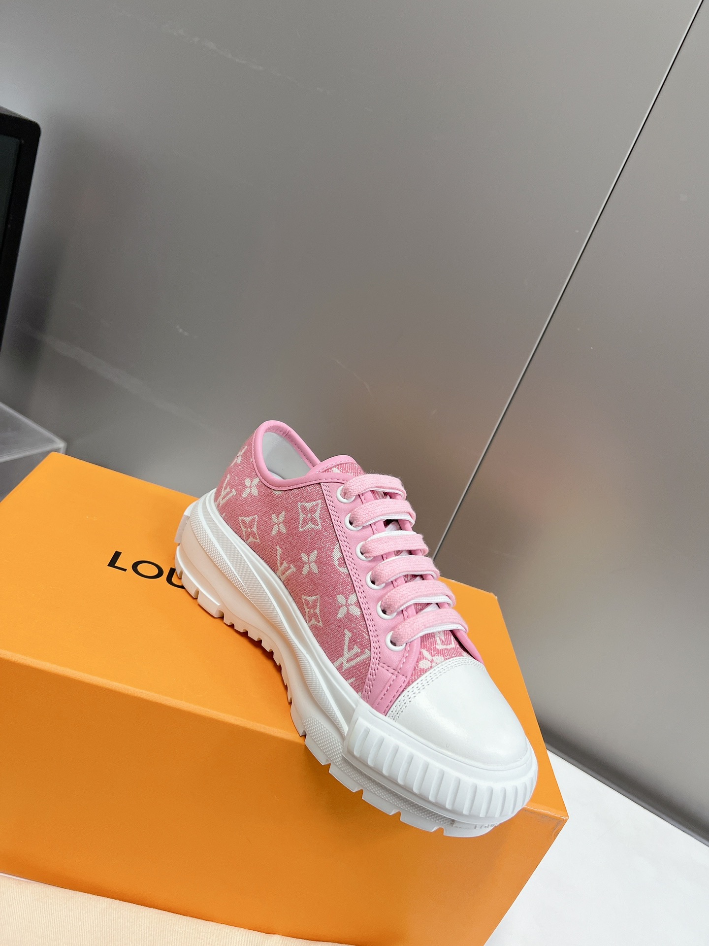LOUIS VUITTON SNEAKERS