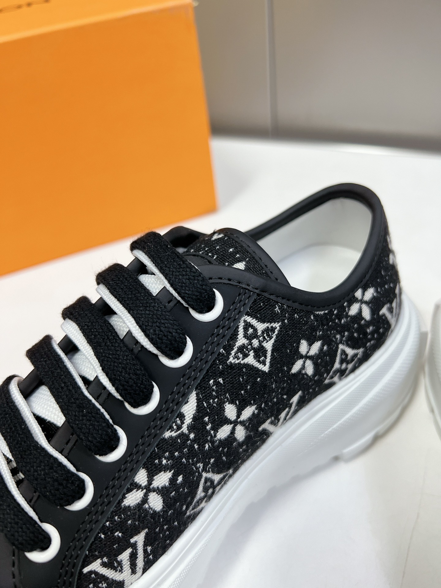 LOUIS VUITTON SNEAKERS