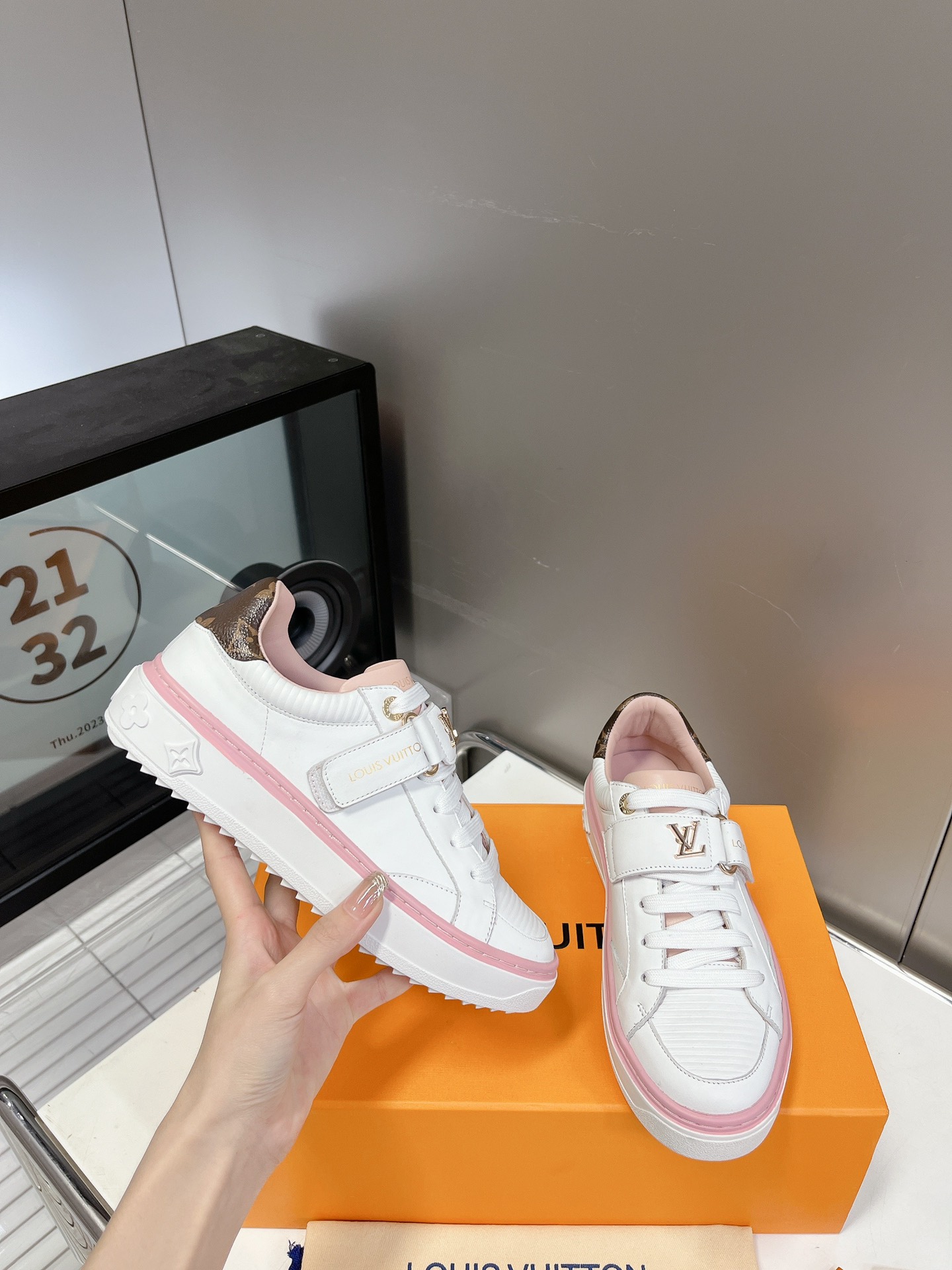 LOUIS VUITTON SNEAKERS