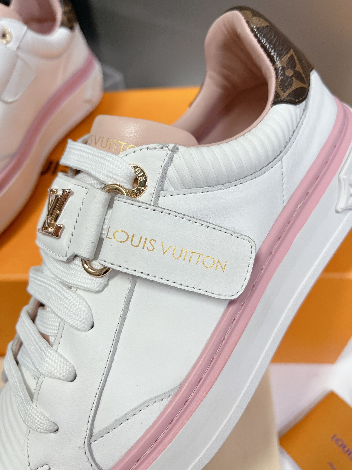 LOUIS VUITTON SNEAKERS