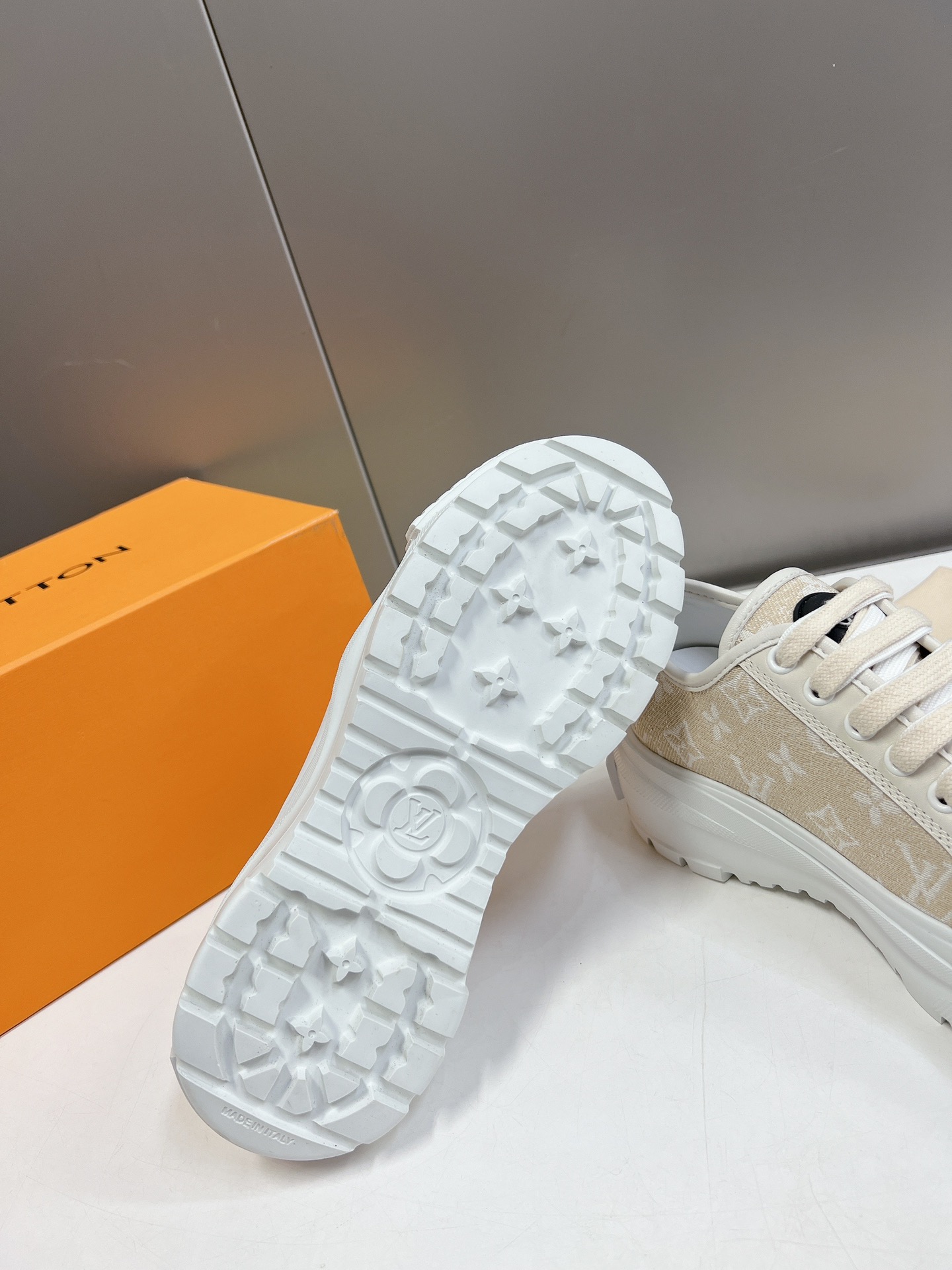 LOUIS VUITTON SNEAKERS