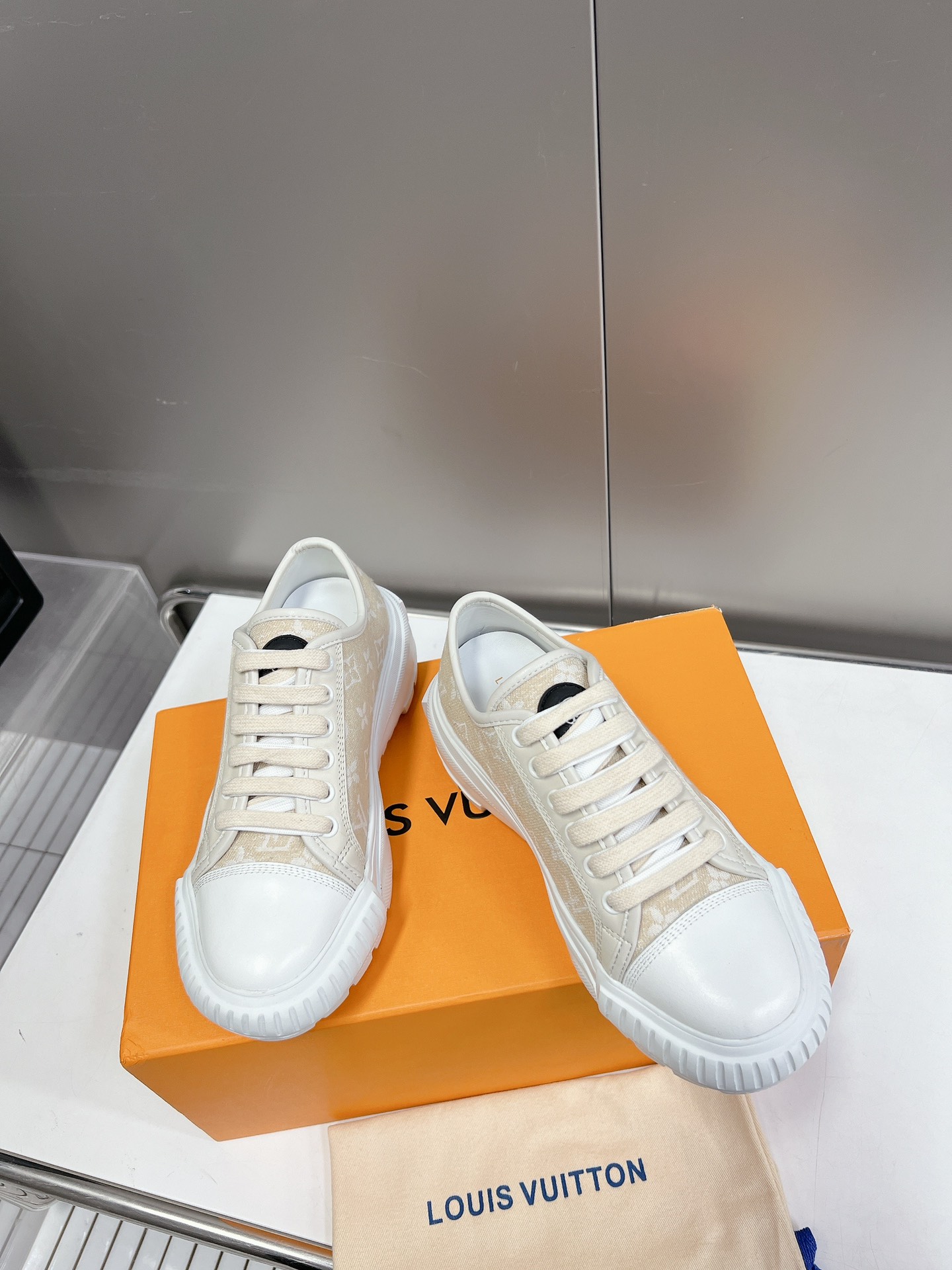 LOUIS VUITTON SNEAKERS