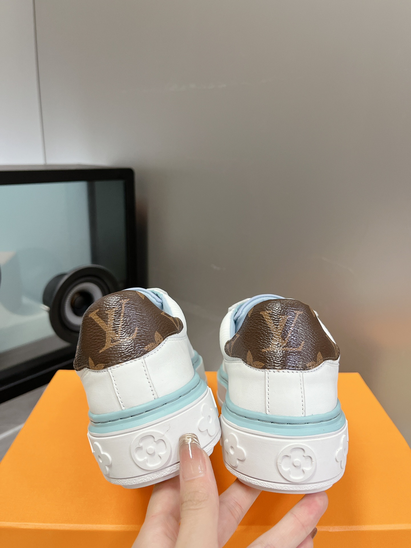 LOUIS VUITTON SNEAKERS