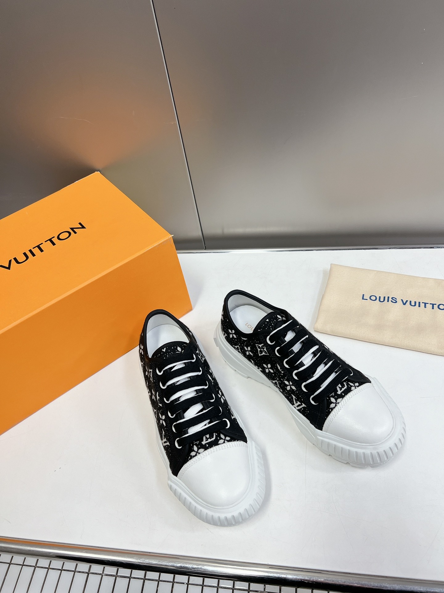 LOUIS VUITTON SNEAKERS