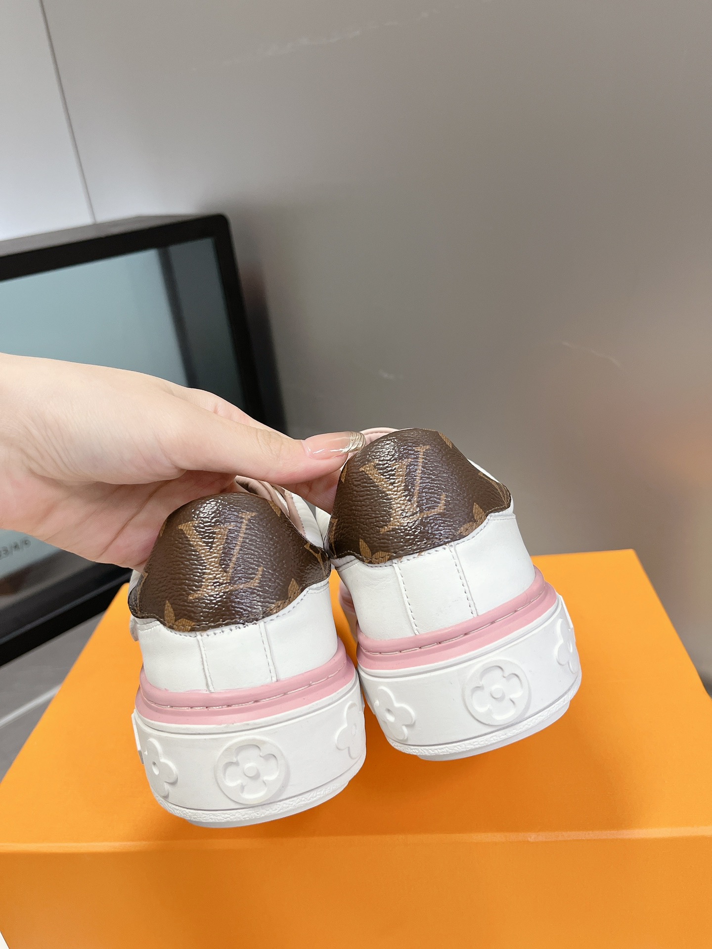 LOUIS VUITTON SNEAKERS