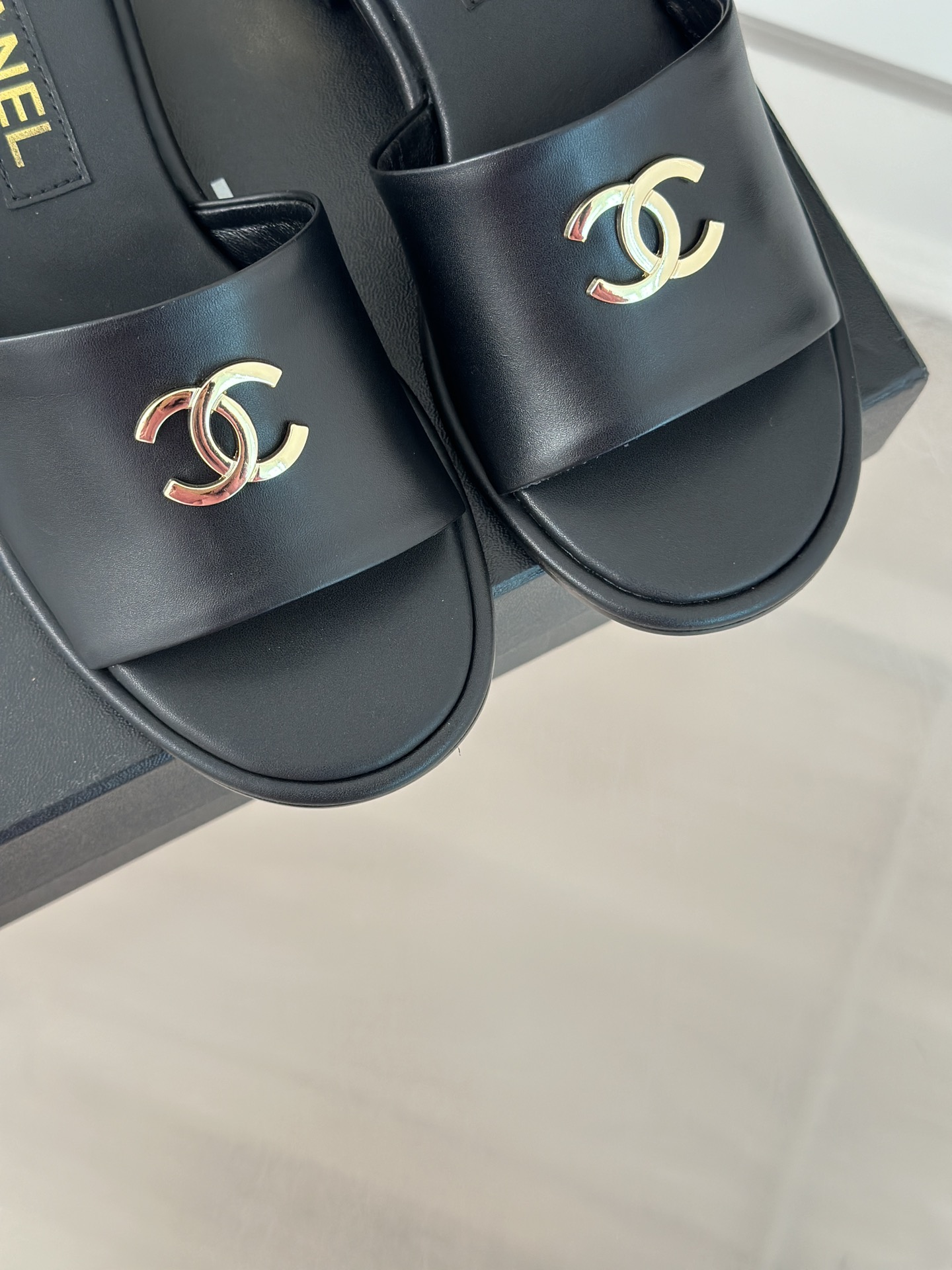 CHANEL SLIDES
