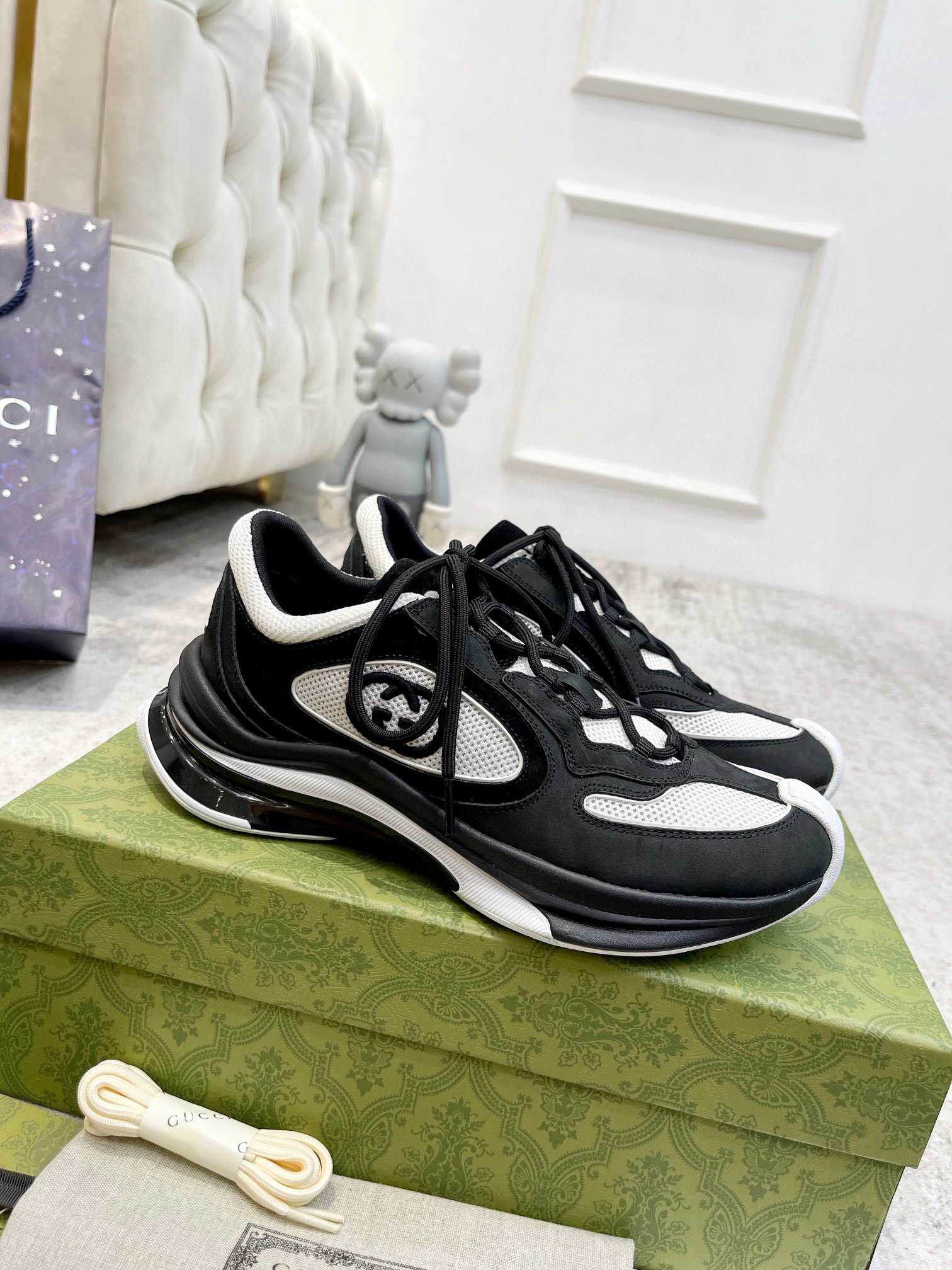 WOMEN'S GUCCI RUN SNEAKER