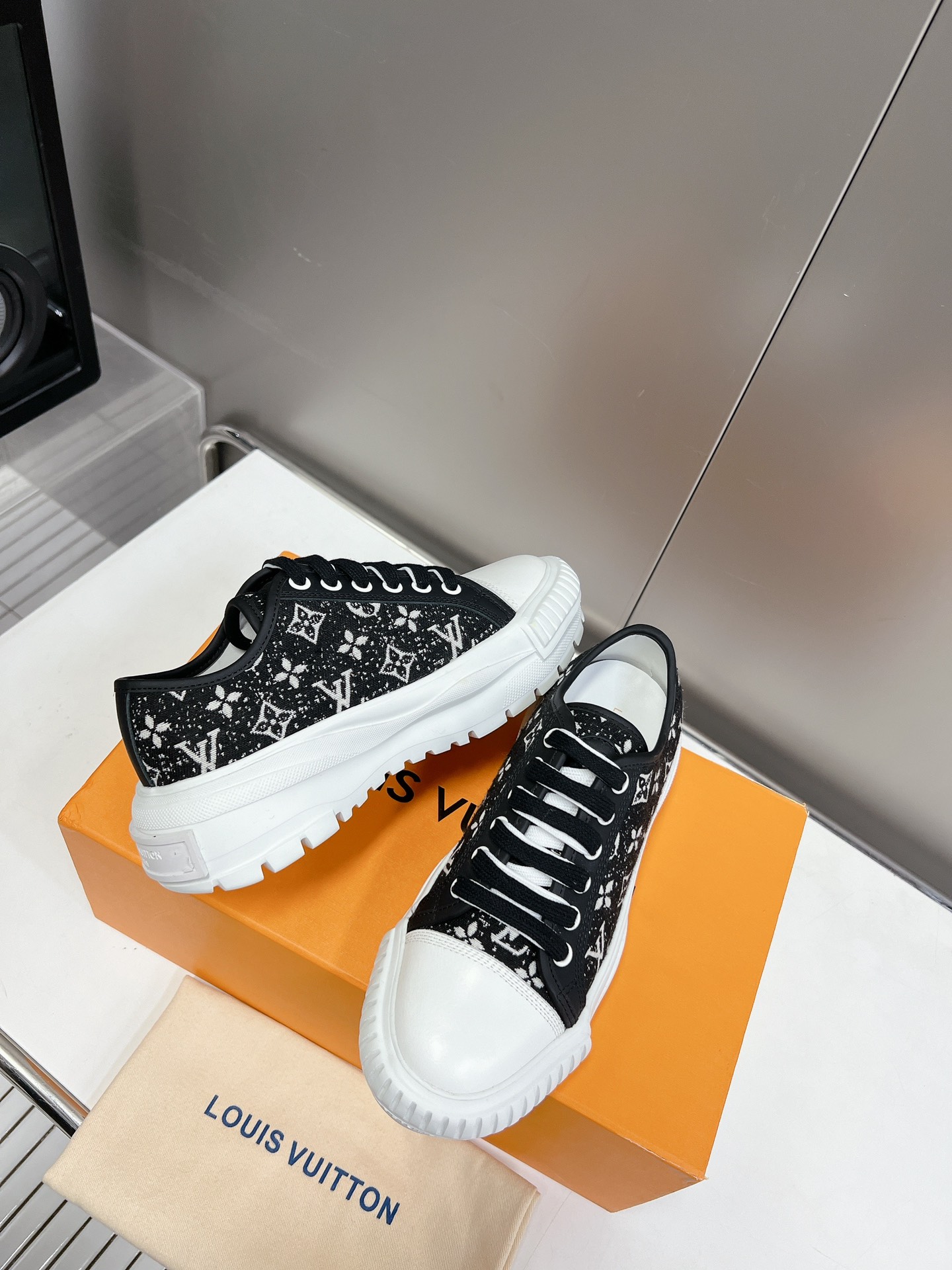 LOUIS VUITTON SNEAKERS