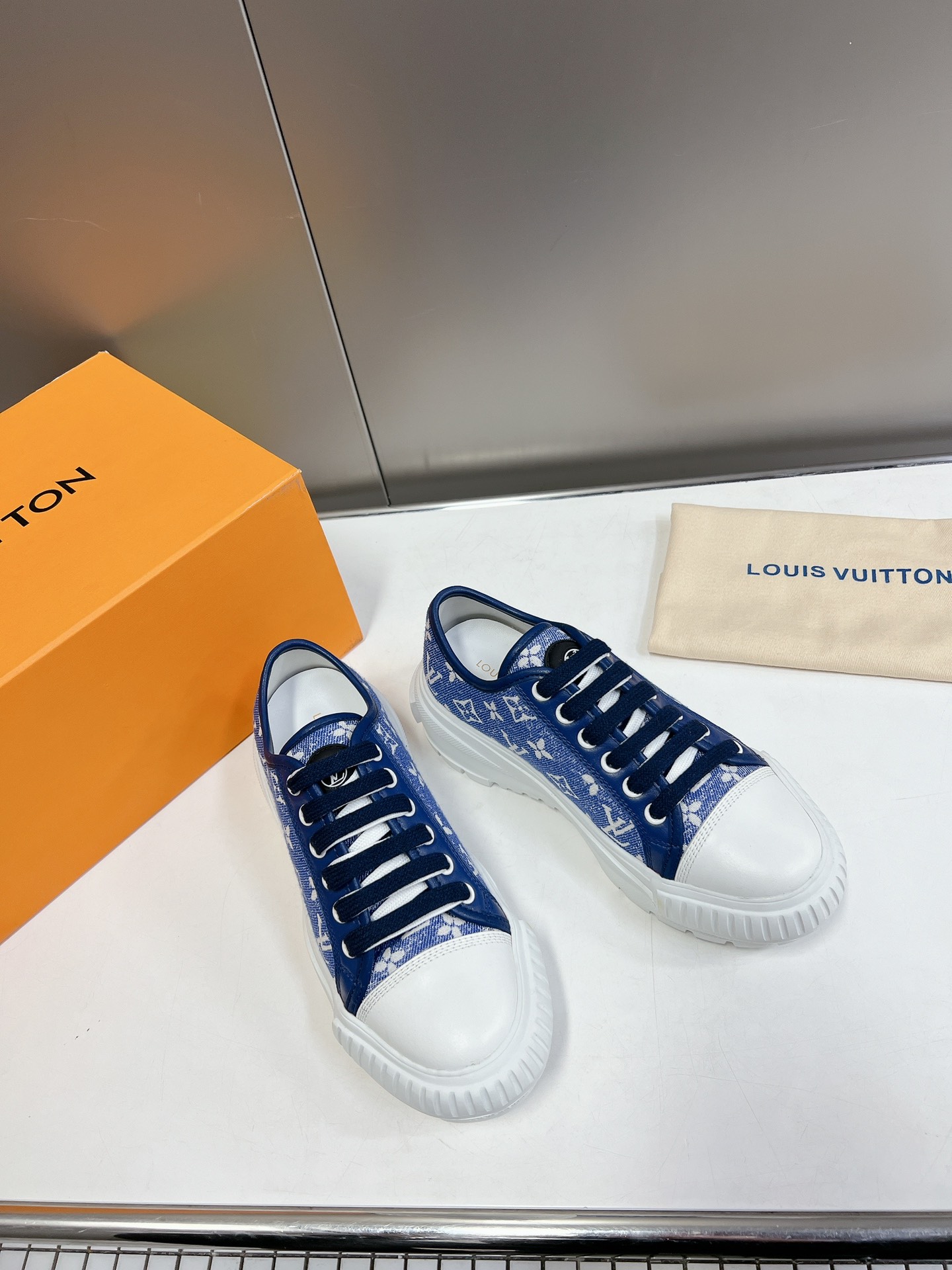 LOUIS VUITTON SNEAKERS