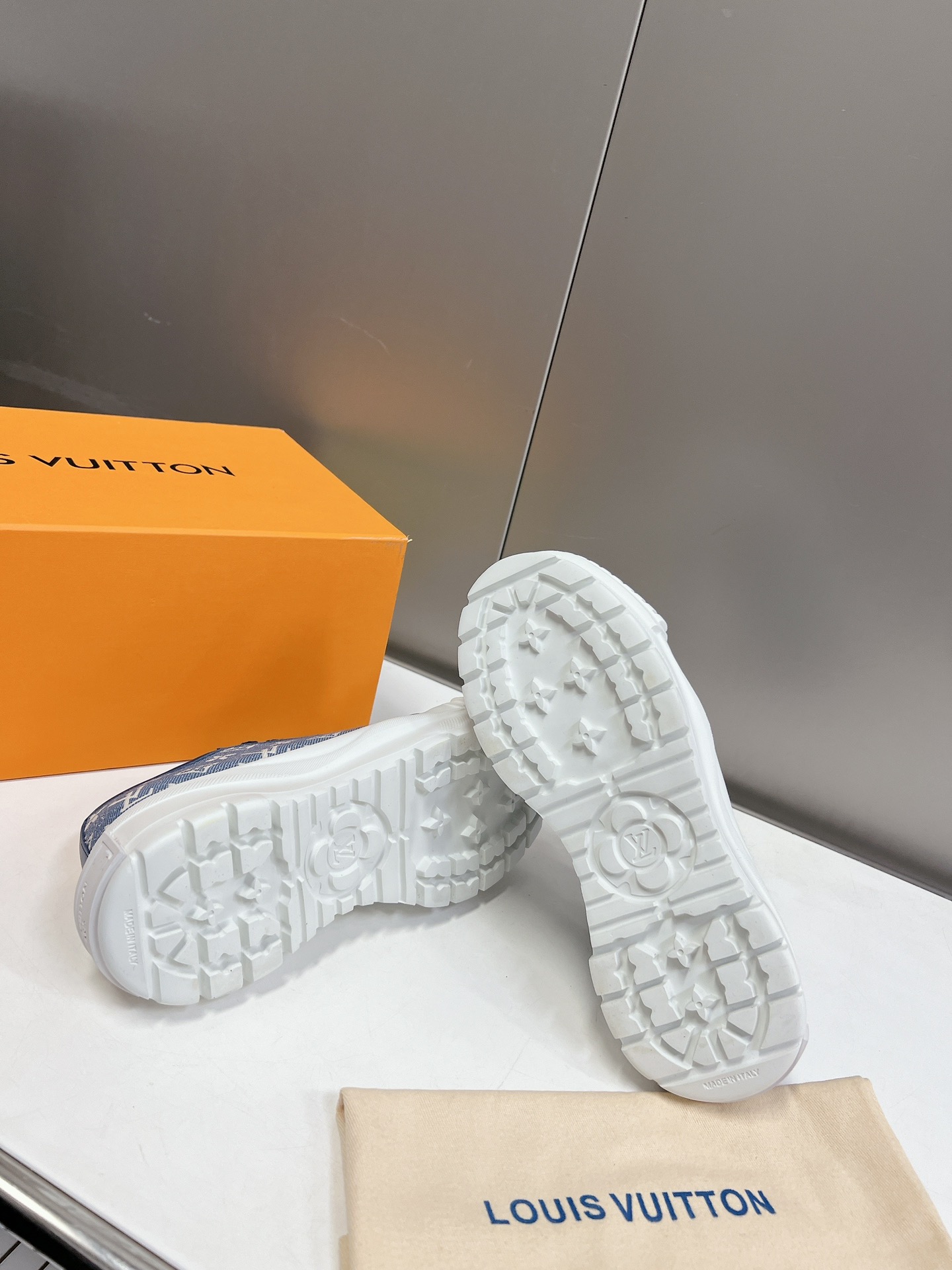 LOUIS VUITTON SNEAKERS