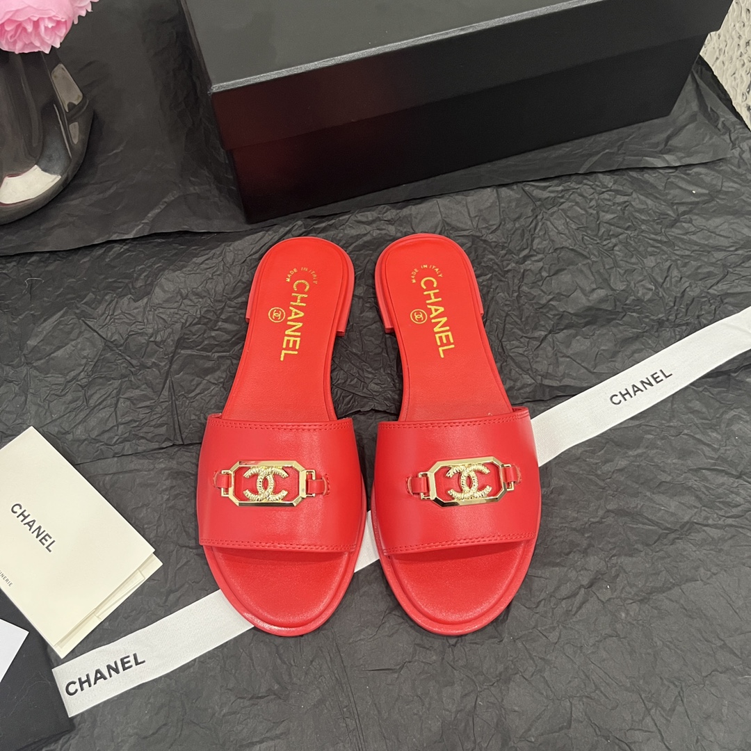 CHANEL SLIDES
