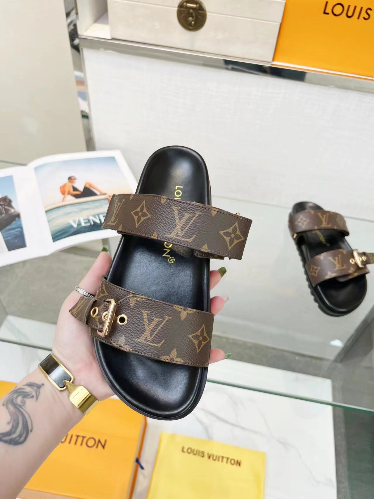Louis Vuitton latest presbyopia logo slippers
