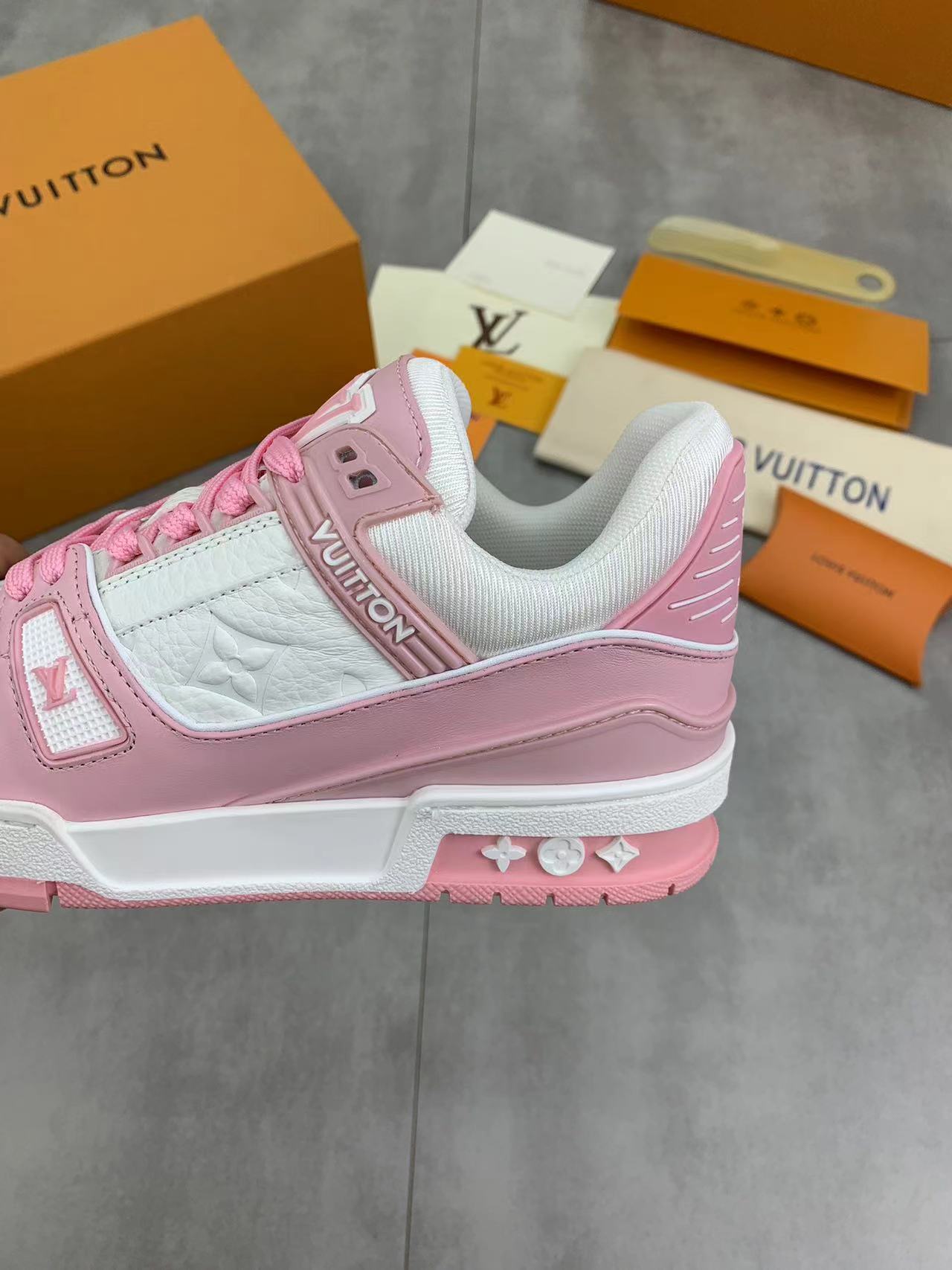 LOUIS VUITTON SNEAKERS