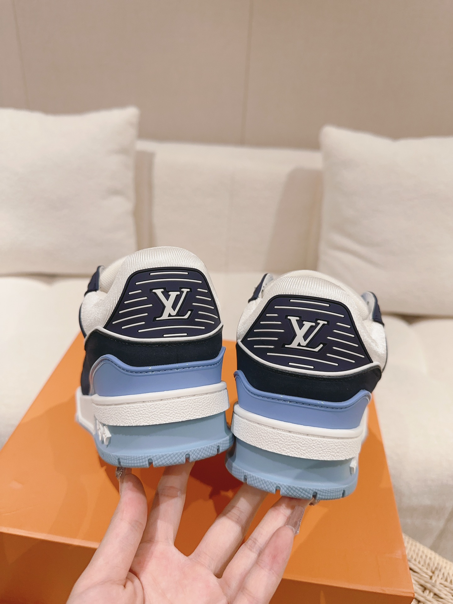 LOUIS VUITTON SNEAKERS