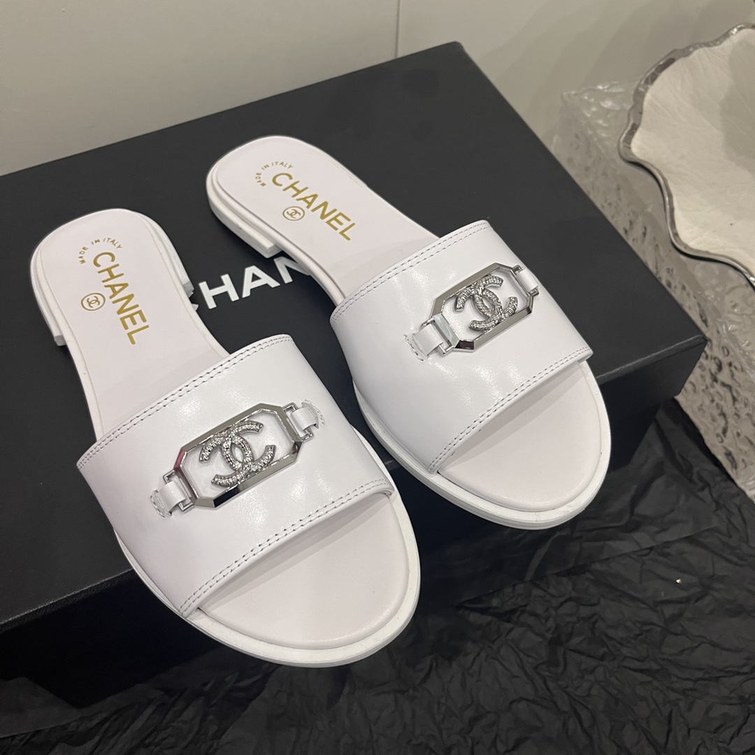 CHANEL SLIDES